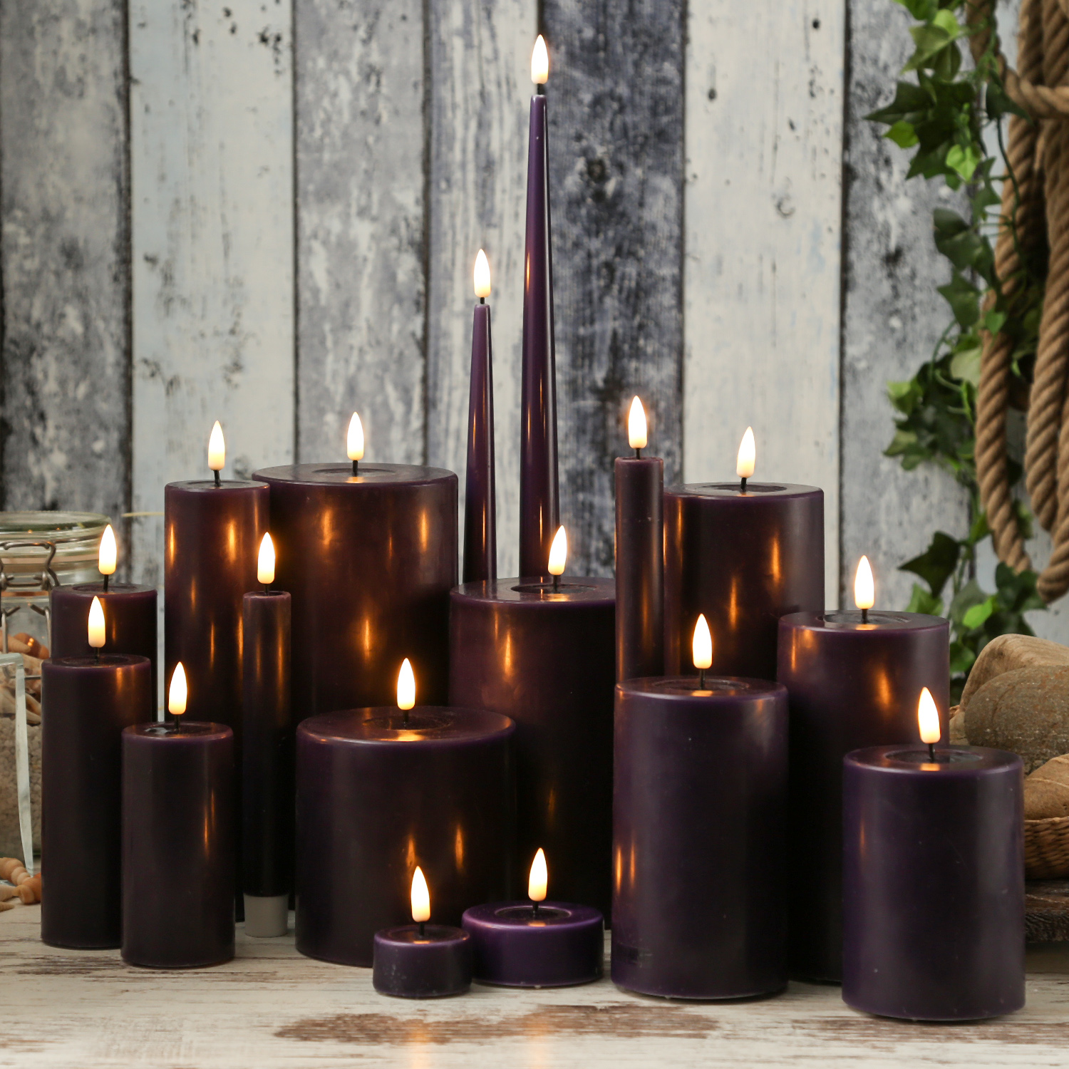 LED Stumpenkerze MIA - Echtwachs - realistische 3D Flamme - H: 12,5cm - D: 5cm - dunkellila LED Stumpenkerze MIA - Echtwachs - realistische 3D Flamme - H: 12,5cm - D: 5cm - dunkellila