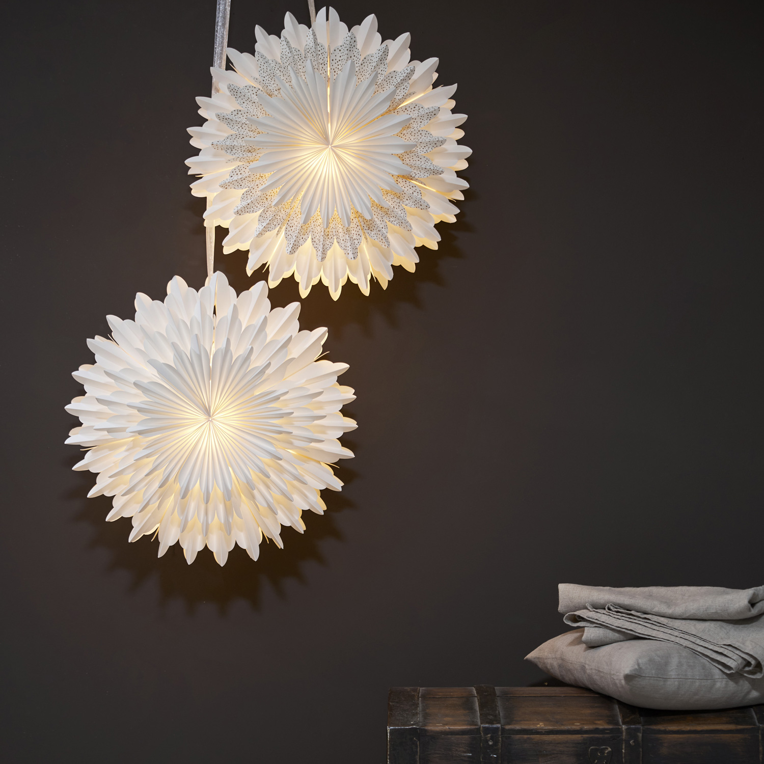 Papierstern SNOW - hängend - D: 50cm - mit Band - 3-lagig gefaltetes Papier - weiß, gold Papierstern SNOW - hängend - D: 50cm - mit Band - 3-lagig gefaltetes Papier - weiß, gold