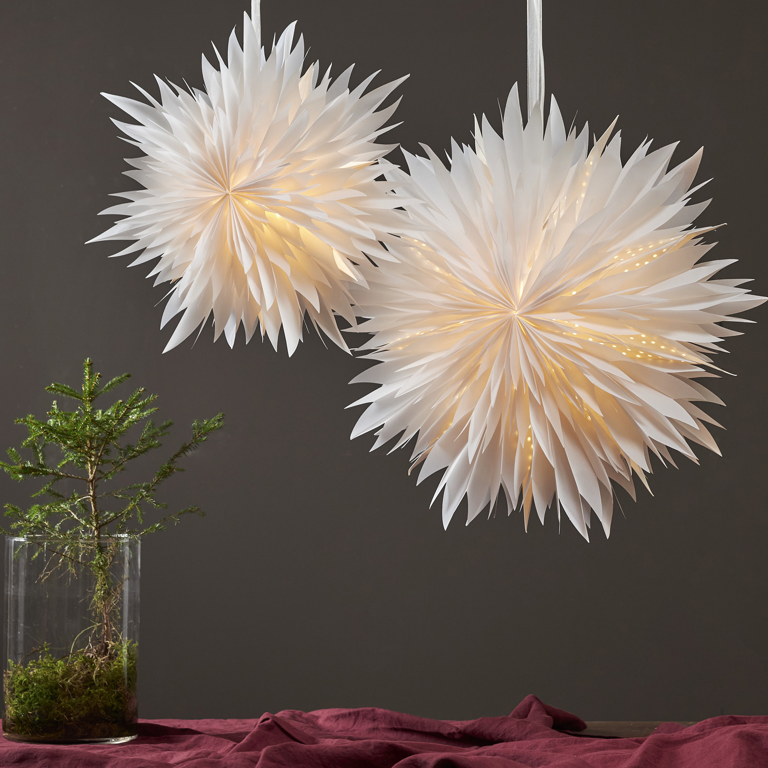 Papierstern EISBLUME - hängend - D: 60cm - mit Band - weiß Papierstern EISBLUME - hängend - D: 60cm - mit Band - weiß