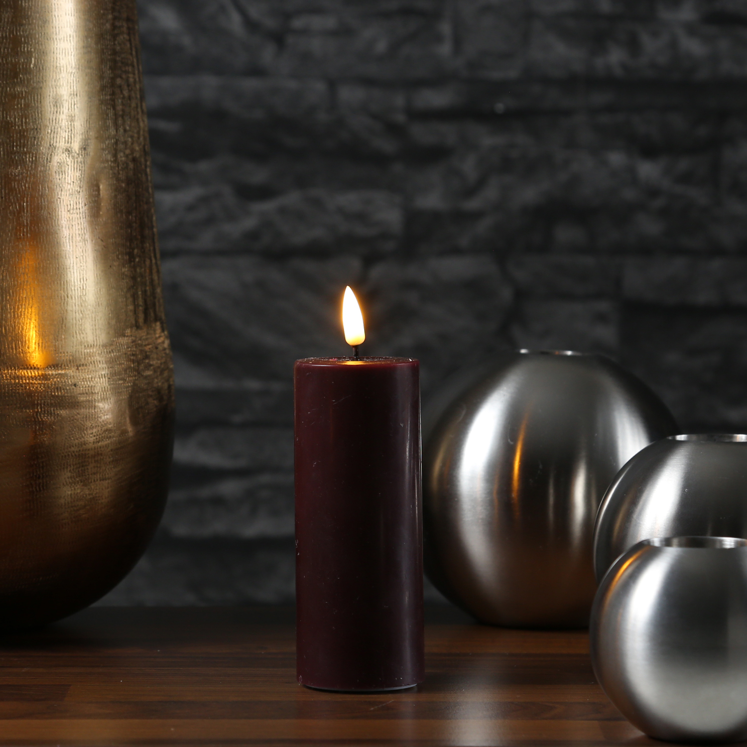 LED Stumpenkerze MIA - Echtwachs - realistische 3D Flamme - H: 12,5cm - D: 5cm - weinrot LED Stumpenkerze MIA - Echtwachs - realistische 3D Flamme - H: 12,5cm - D: 5cm - weinrot
