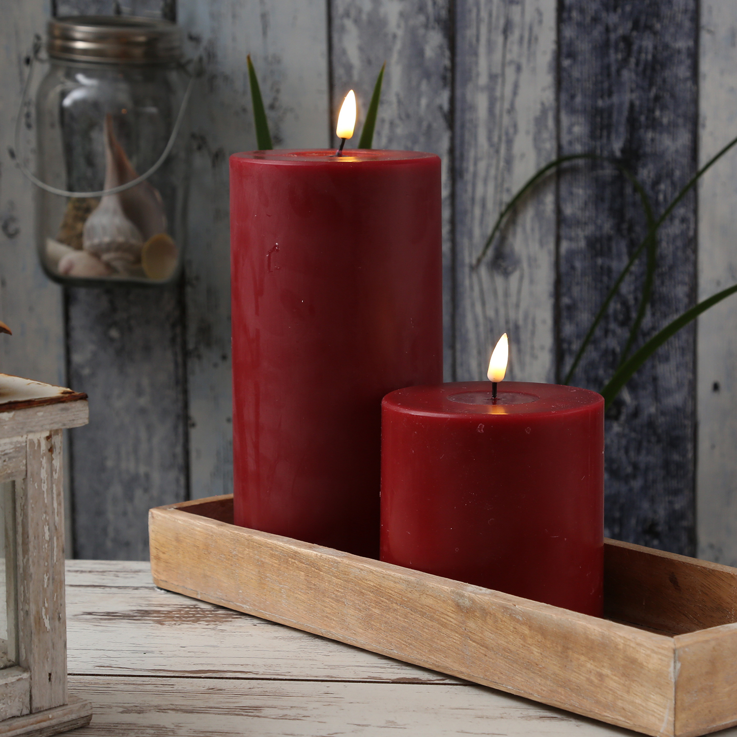 LED Stumpenkerze MIA - Echtwachs - realistische 3D Flamme - H: 20cm - D: 10cm - bordeauxrot LED Stumpenkerze MIA - Echtwachs - realistische 3D Flamme - H: 20cm - D: 10cm - bordeauxrot