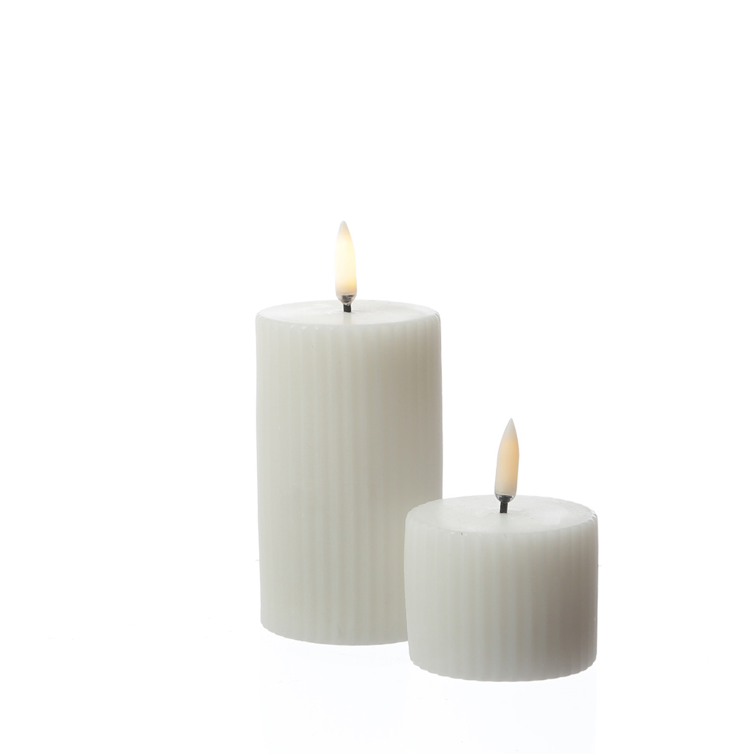 LED Kerze THEA - mit Rillen - Echtwachs - 3D Flamme - D: 5,8cm - H: 10,1cm - Timer - weiß LED Kerze THEA - mit Rillen - Echtwachs - 3D Flamme - D: 5,8cm - H: 10,1cm - Timer - weiß