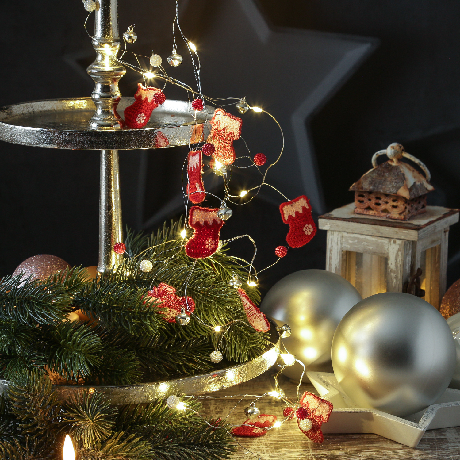LED Drahtlichterkette Weihnachtssocke - mit Glöckchen - 20 warmweiße LED - L: 1,9m - Timer - rot LED Drahtlichterkette Weihnachtssocke - mit Glöckchen - 20 warmweiße LED - L: 1,9m - Timer - rot