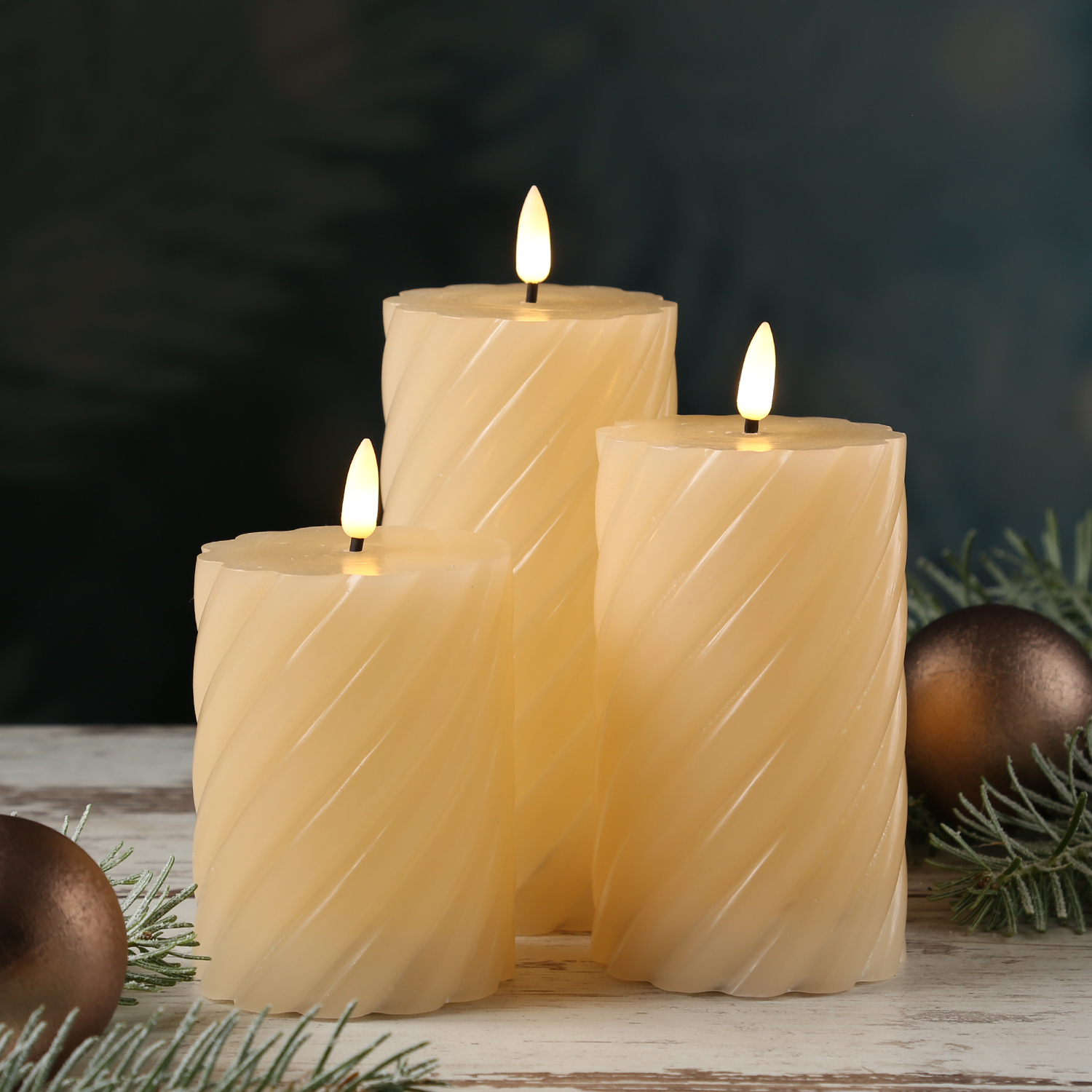 LED Stumpenkerze SWIRL - Echtwachs - warmweiße 3D Flamme - H: 15cm - Batterie - Timer - creme LED Stumpenkerze SWIRL - Echtwachs - warmweiße 3D Flamme - H: 15cm - Batterie - Timer - creme
