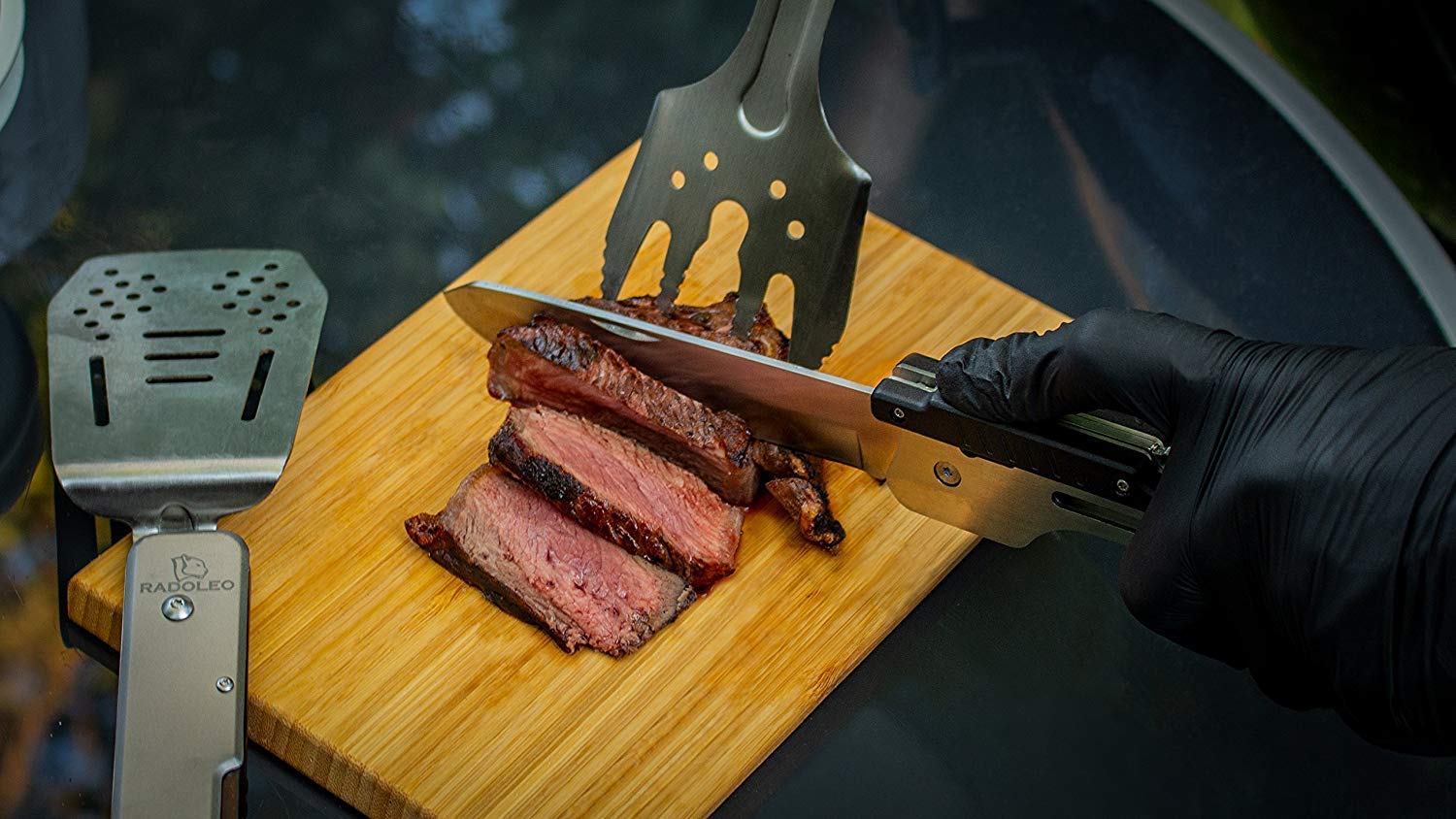RADOLEO® Grill-Multi-Tool GENIUS Grillbesteck | Zange, Wender, Grillmesser, Fleischgabel, Flaschenöffner, Korkenzieher