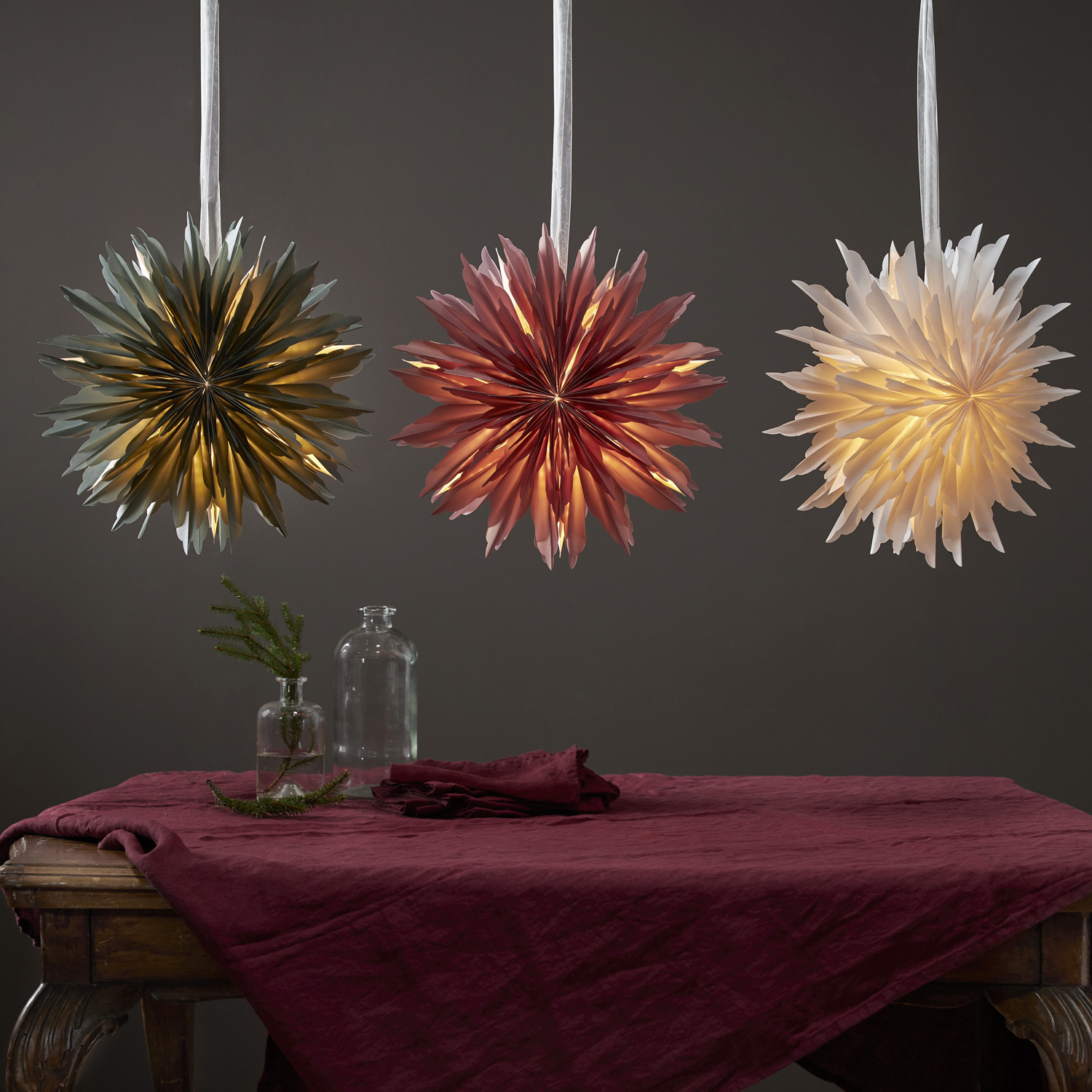 Papierstern EISBLUME - hängend - D: 40cm - mit Band - weiß Papierstern EISBLUME - hängend - D: 40cm - mit Band - weiß