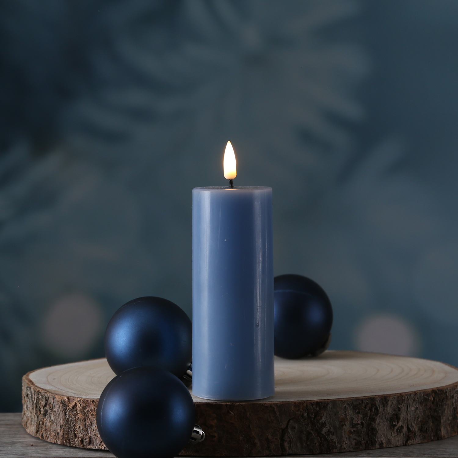 LED Stumpenkerze MIA - Echtwachs - realistische 3D Flamme - H: 12,5cm - D: 5cm - eisblau LED Stumpenkerze MIA - Echtwachs - realistische 3D Flamme - H: 12,5cm - D: 5cm - eisblau
