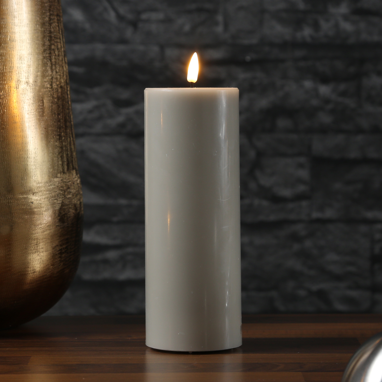 LED Stumpenkerze MIA - Echtwachs - realistische 3D Flamme - H: 20cm - D: 7,5cm - sand/taupe LED Stumpenkerze MIA - Echtwachs - realistische 3D Flamme - H: 20cm - D: 7,5cm - sand/taupe