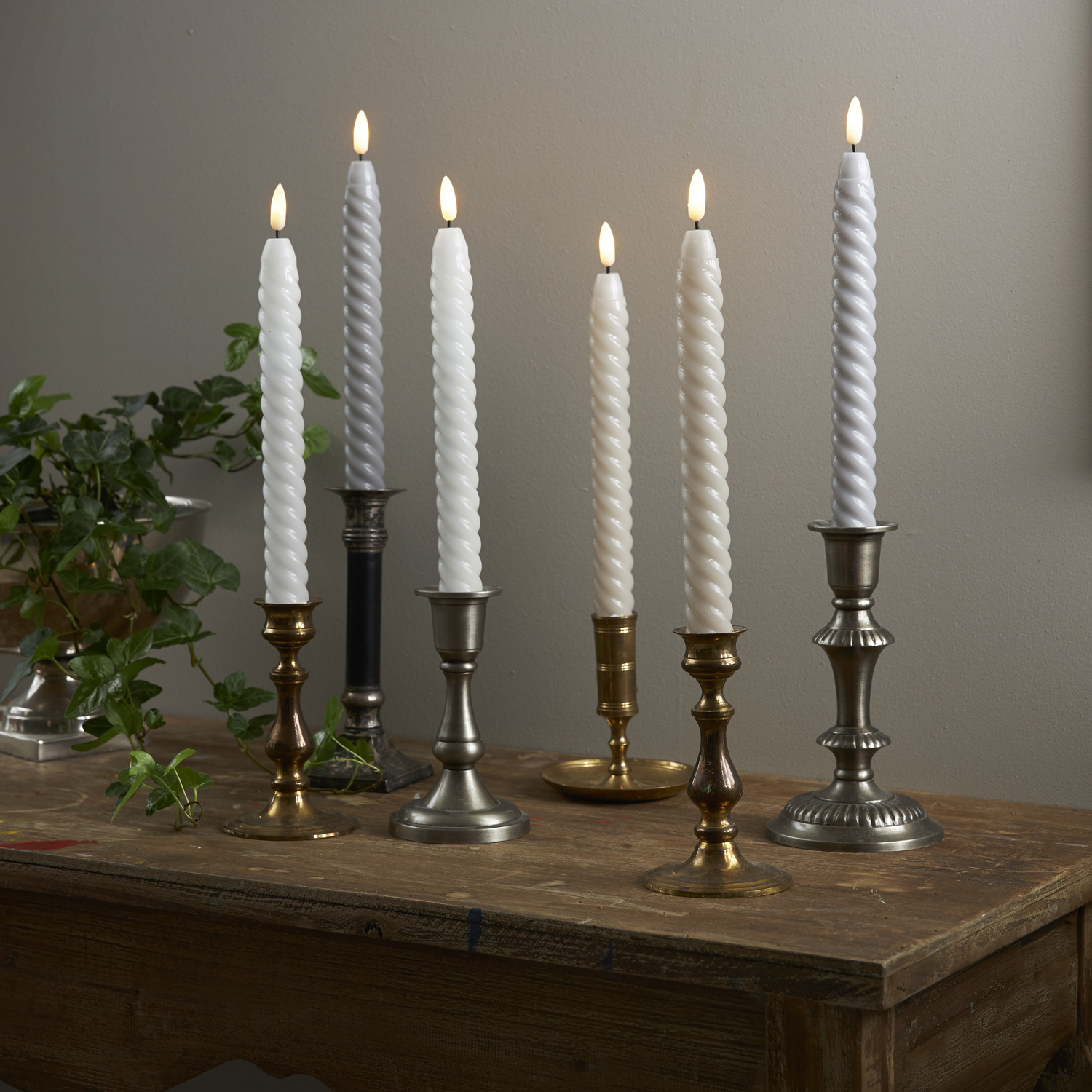 LED Stabkerzen SWIRL - Echtwachs - flackernde warmweiße LED - H: 25cm - Timer - grau - 2er Set LED Stabkerzen SWIRL - Echtwachs - flackernde warmweiße LED - H: 25cm - Timer - grau - 2er Set