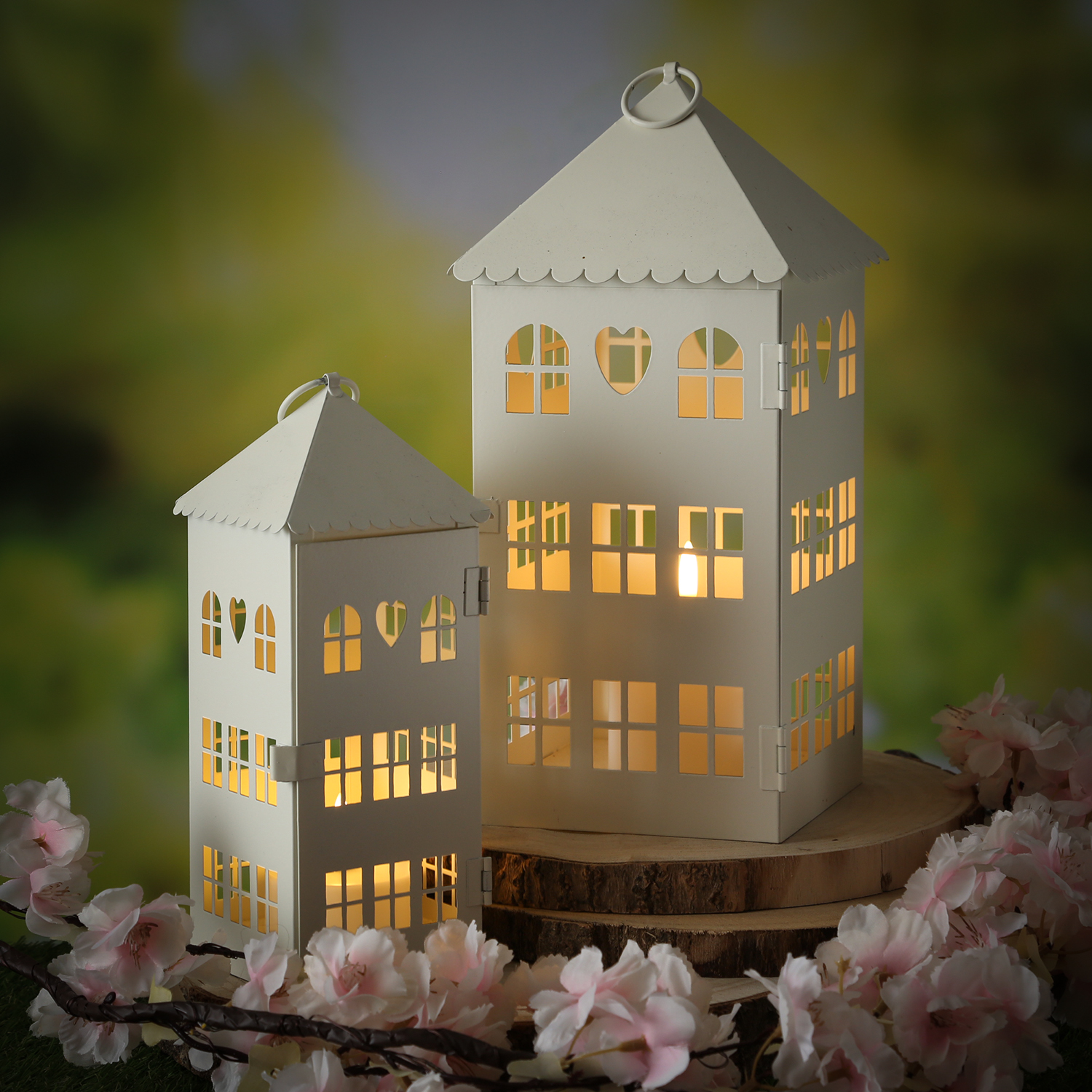 Laternen in Hausform mit Herz - 2er Set Metallhäuser - Lichthäuser - H: 30cm/23cm - weiß