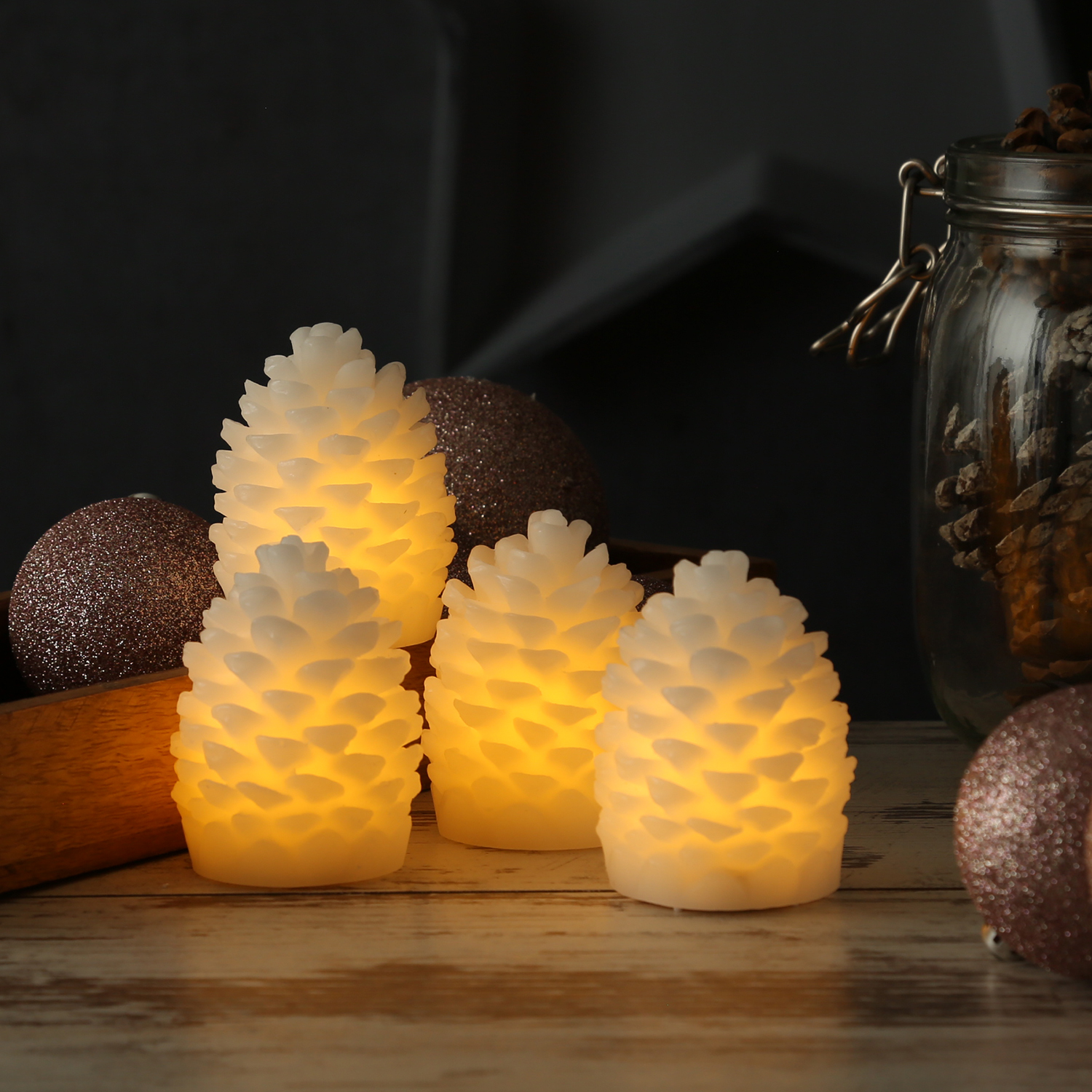 LED Kerzen Tannenzapfen - 4 Mini Zapfen aus Echtwachs - H: 7,5cm - inkl. Batterien - weiß - 4er Set LED Kerzen Tannenzapfen - 4 Mini Zapfen aus Echtwachs - H: 7,5cm - inkl. Batterien - weiß - 4er Set