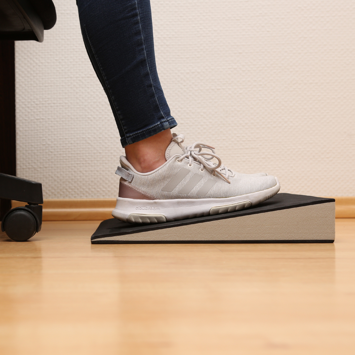 Keilkissen - Sitzkissen in Keilform - orthopädisches Sitzkissen und Fußkeil - Fußstütze
