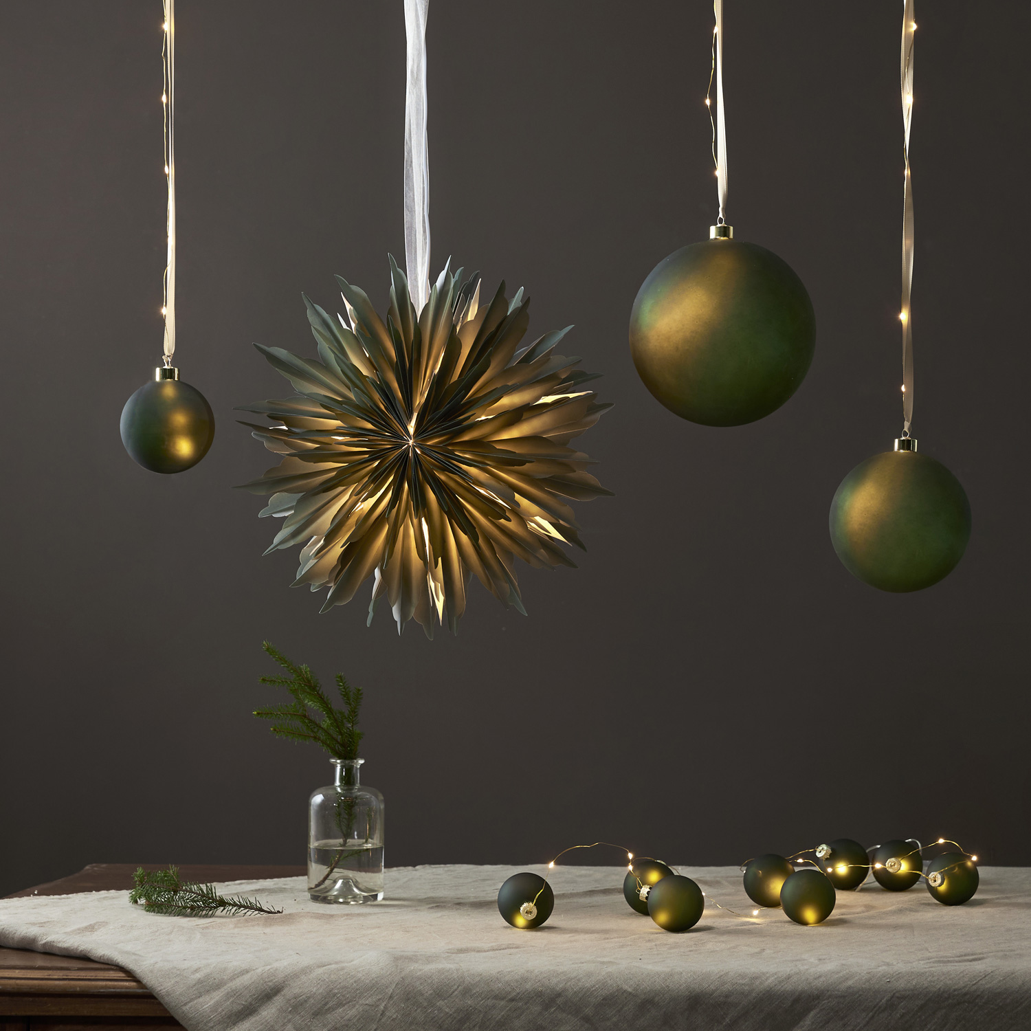 Papierstern EISBLUME - hängend - D: 40cm - mit Band - grün Papierstern EISBLUME - hängend - D: 40cm - mit Band - grün