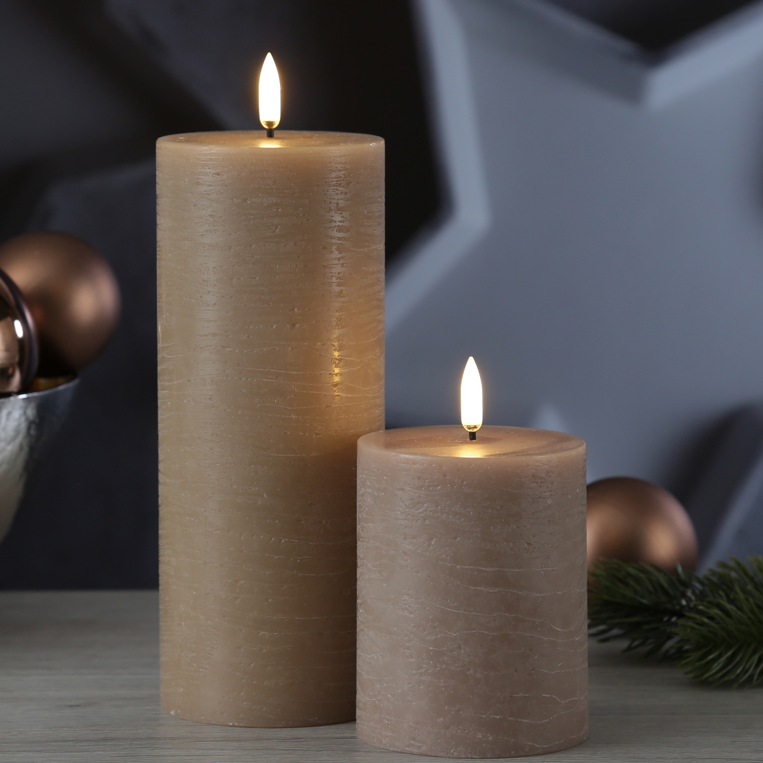 LED Kerze PIA - Rustik-Optik - Echtwachs - H: 10cm - D: 7,8cm - Timer - bis zu 1000 Std. - beige LED Kerze PIA - Rustik-Optik - Echtwachs - H: 10cm - D: 7,8cm - Timer - bis zu 1000 Std. - beige