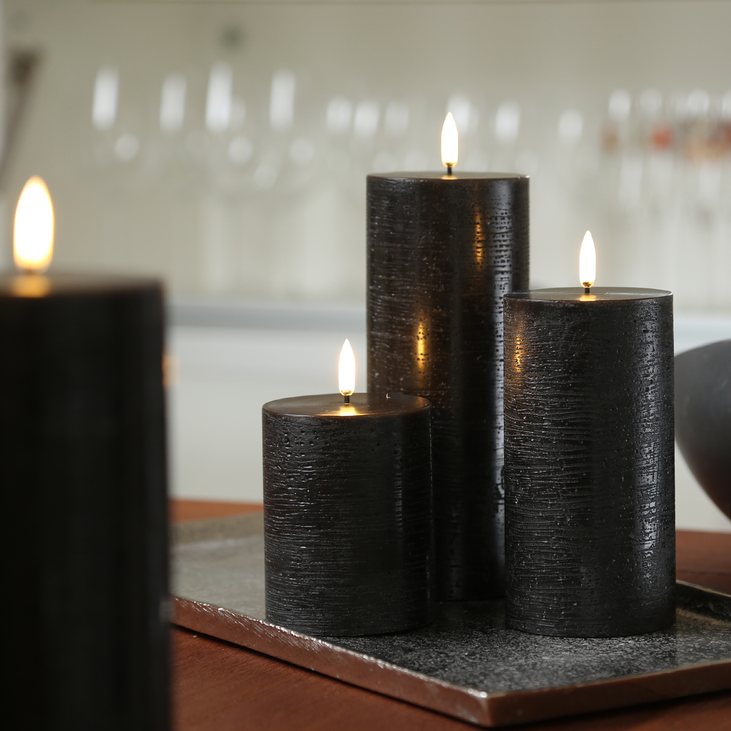 LED Kerze PIA - Rustik-Optik - Echtwachs - H: 10cm - D: 7,8cm - Timer - bis zu 1000 Std. - schwarz LED Kerze PIA - Rustik-Optik - Echtwachs - H: 10cm - D: 7,8cm - Timer - bis zu 1000 Std. - schwarz