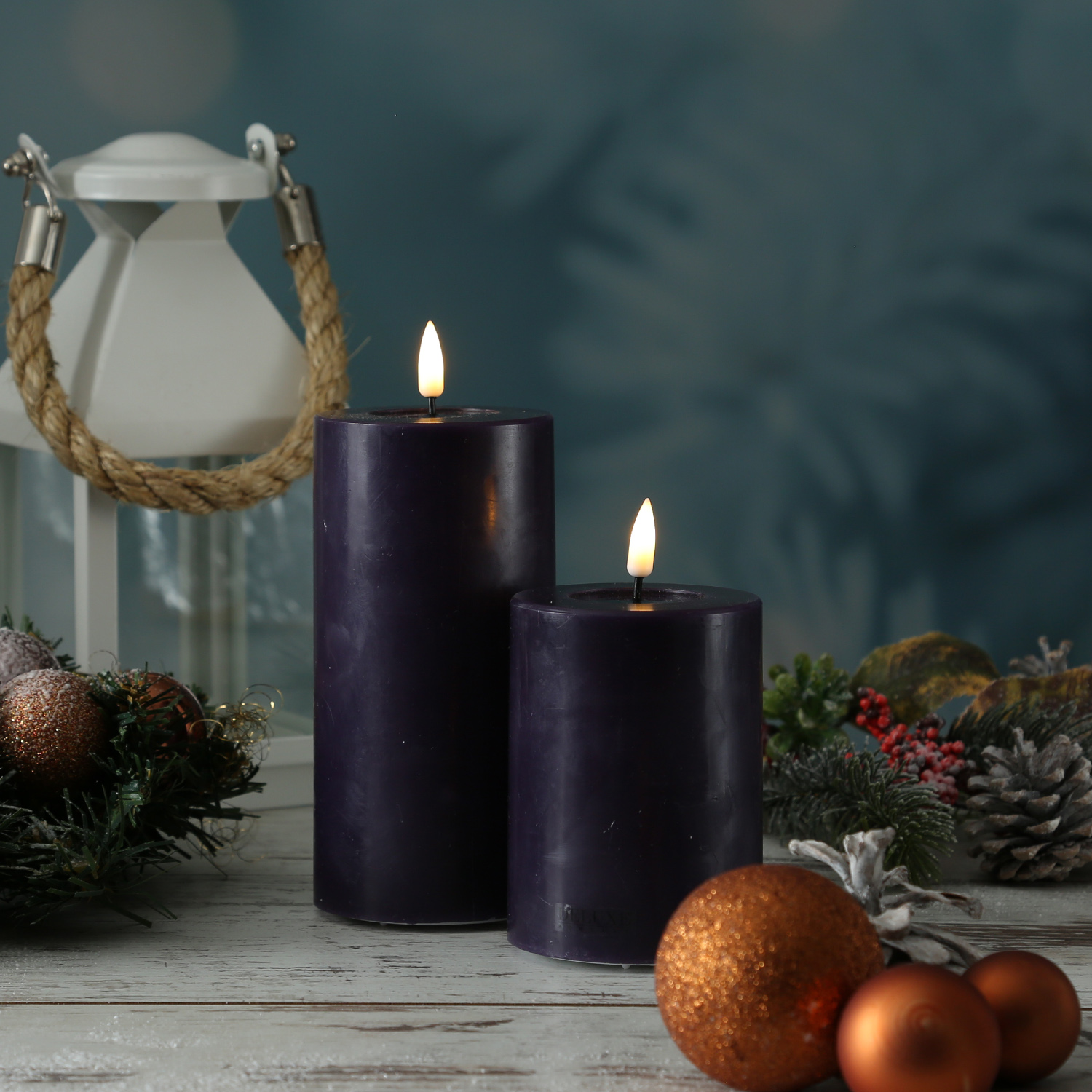 LED Stumpenkerze MIA - Echtwachs - realistische 3D Flamme - H: 15cm - D: 7,5cm - dunkellila LED Stumpenkerze MIA - Echtwachs - realistische 3D Flamme - H: 15cm - D: 7,5cm - dunkellila