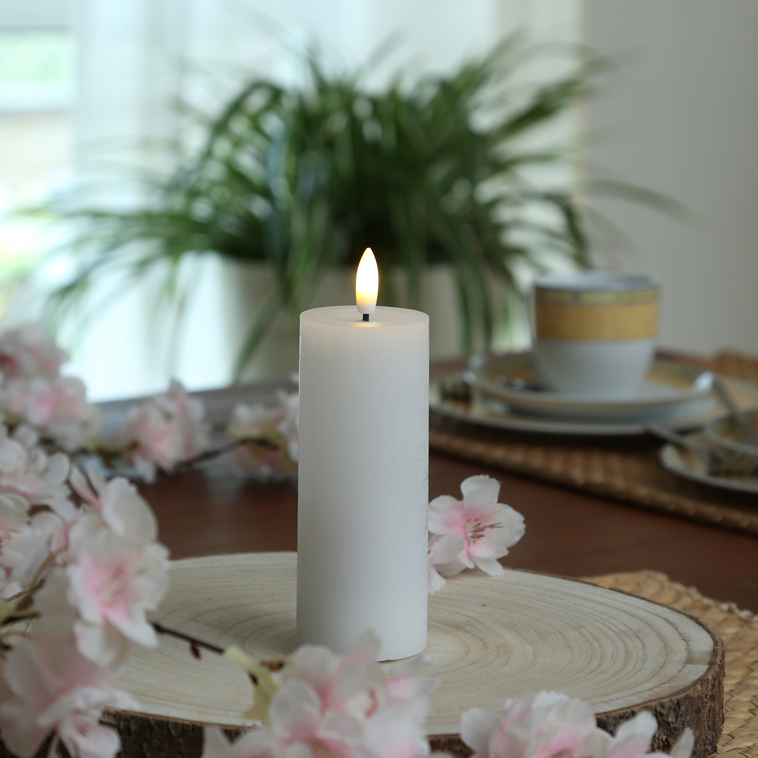 LED Kerze LINA - Rustik-Optik - Echtwachs - 3D Flamme - H: 12,5cm - D: 5cm - Batterie - Timer - weiß