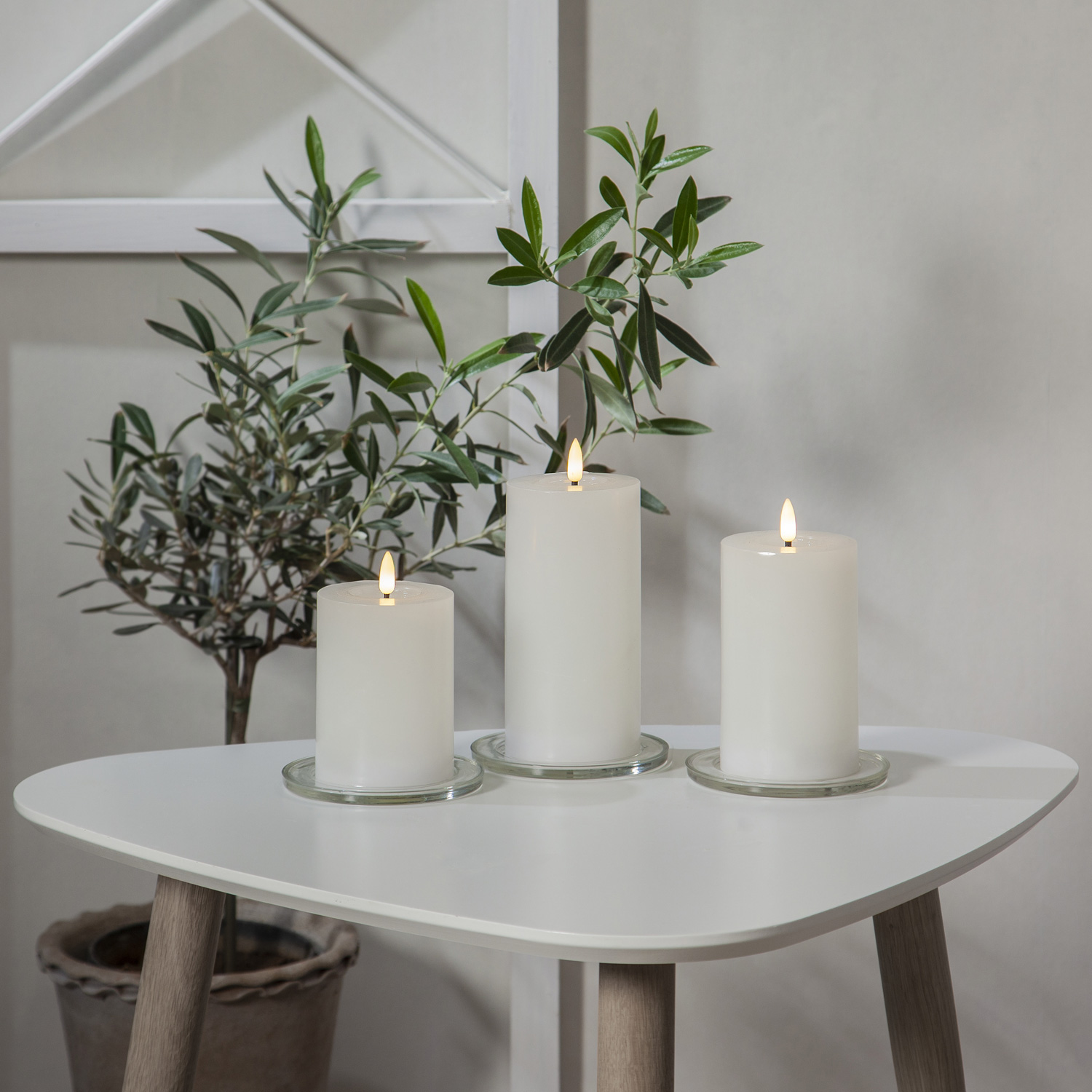LED Stumpenkerze LINA - Echtwachs - realistische 3D Flamme - H: 17,5cm - Batterie - Timer - weiß