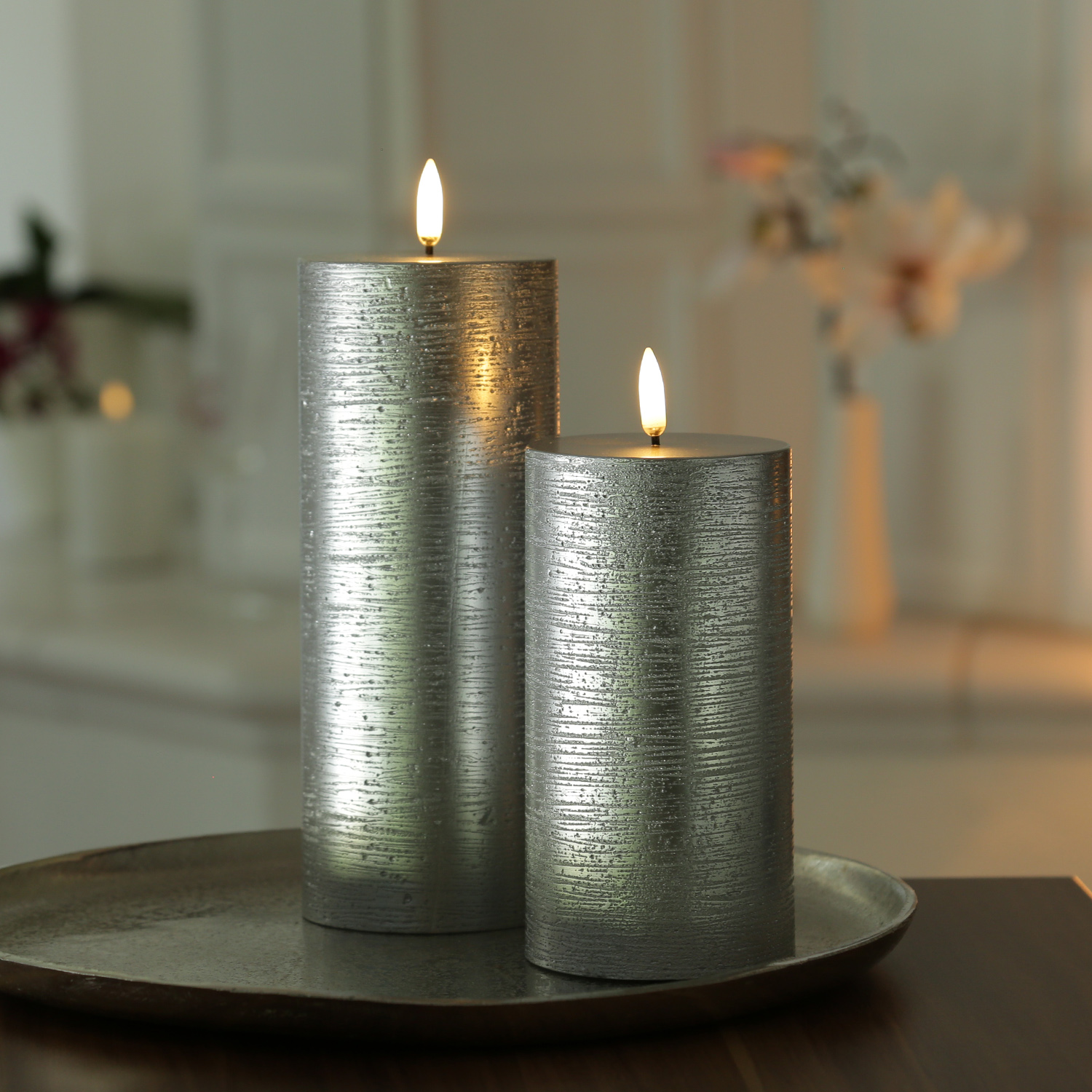 LED Kerze PIA - Rustik-Optik - Echtwachs - H: 15cm - D: 7,8cm - Timer - bis zu 1000 Std. - silber LED Kerze PIA - Rustik-Optik - Echtwachs - H: 15cm - D: 7,8cm - Timer - bis zu 1000 Std. - silber