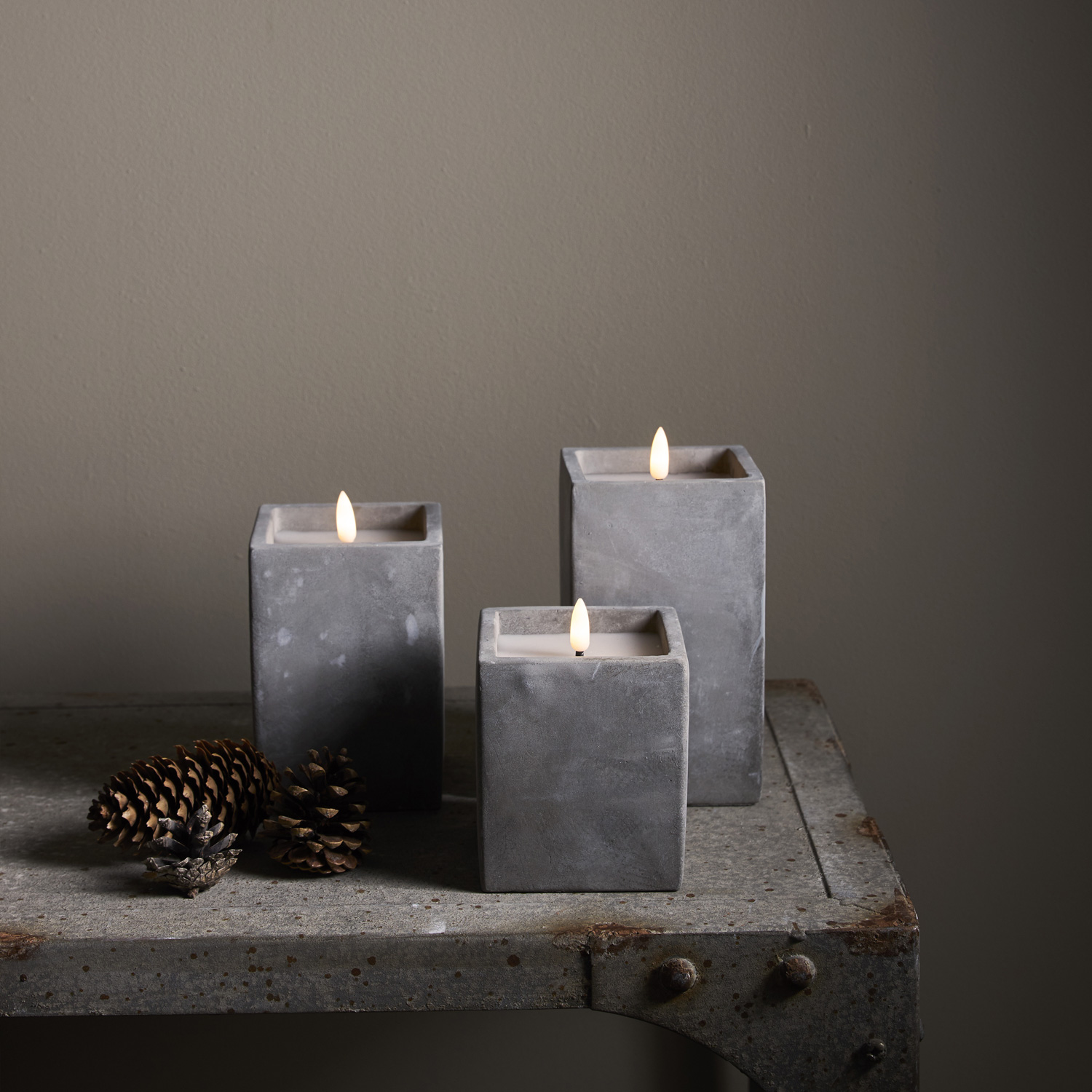 LED Kerze Flamme in Betontoptik - Zement/Echtwachs - flackernde 3D Flamme - Timer - H: 14,5cm - grau LED Kerze Flamme in Betontoptik - Zement/Echtwachs - flackernde 3D Flamme - Timer - H: 14,5cm - grau