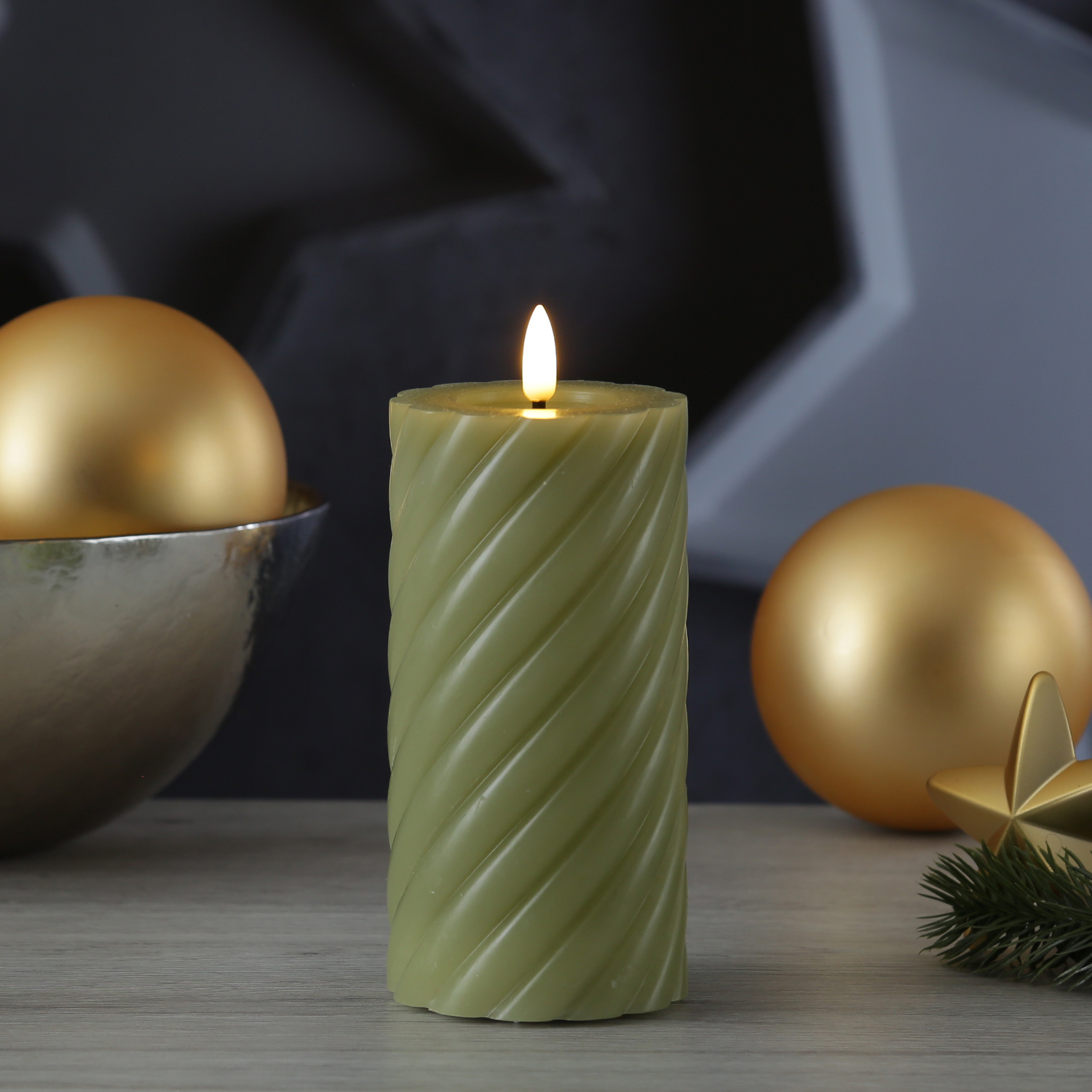 LED Stumpenkerze TWIST - Echtwachs - warmweiße 3D Flamme - H: 17,5cm - Batterie - Timer - grün LED Stumpenkerze TWIST - Echtwachs - warmweiße 3D Flamme - H: 17,5cm - Batterie - Timer - grün