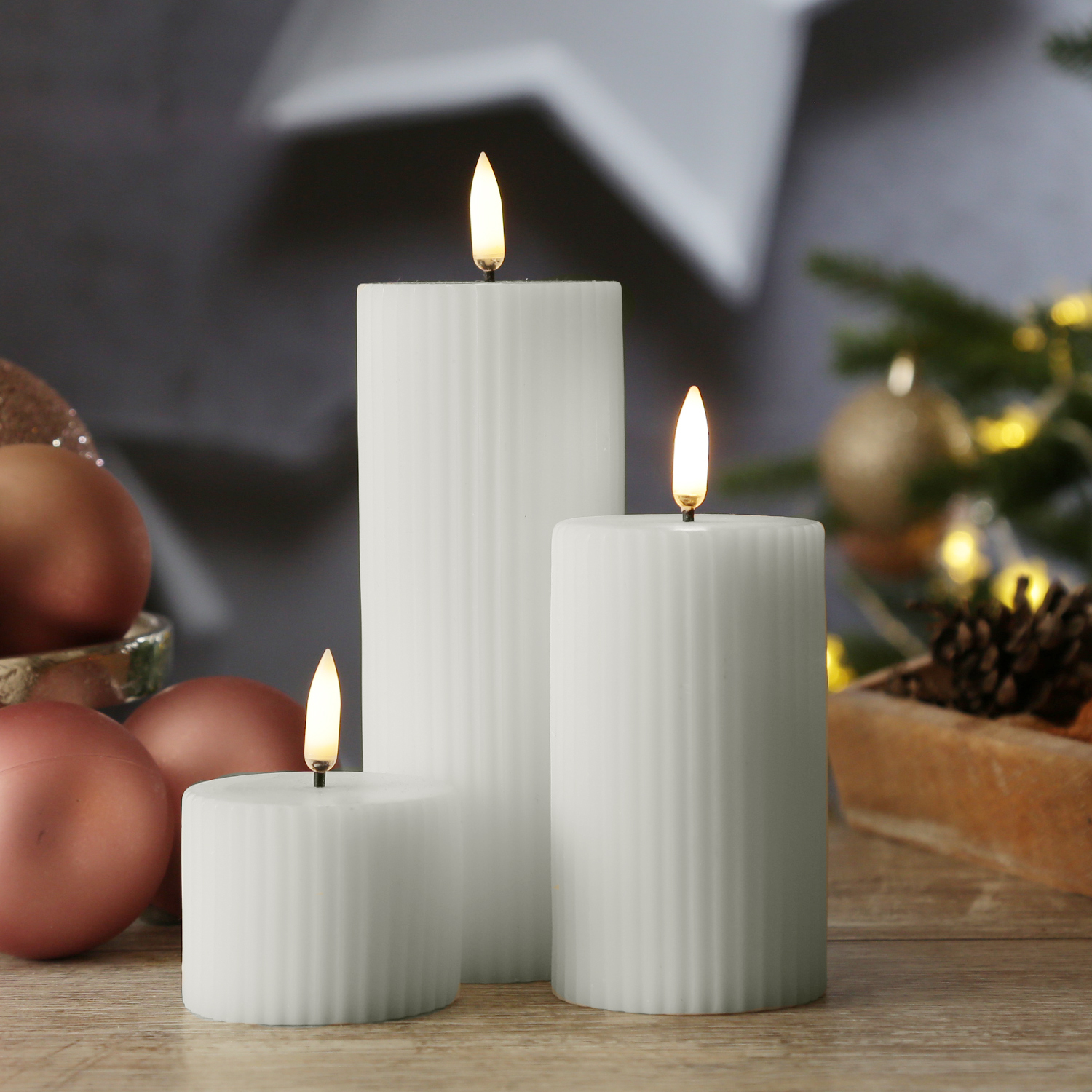 LED Kerze THEA - mit Rillen - Echtwachs - 3D Flamme - D: 5,8cm - H: 15,2cm - Timer - weiß LED Kerze THEA - mit Rillen - Echtwachs - 3D Flamme - D: 5,8cm - H: 15,2cm - Timer - weiß