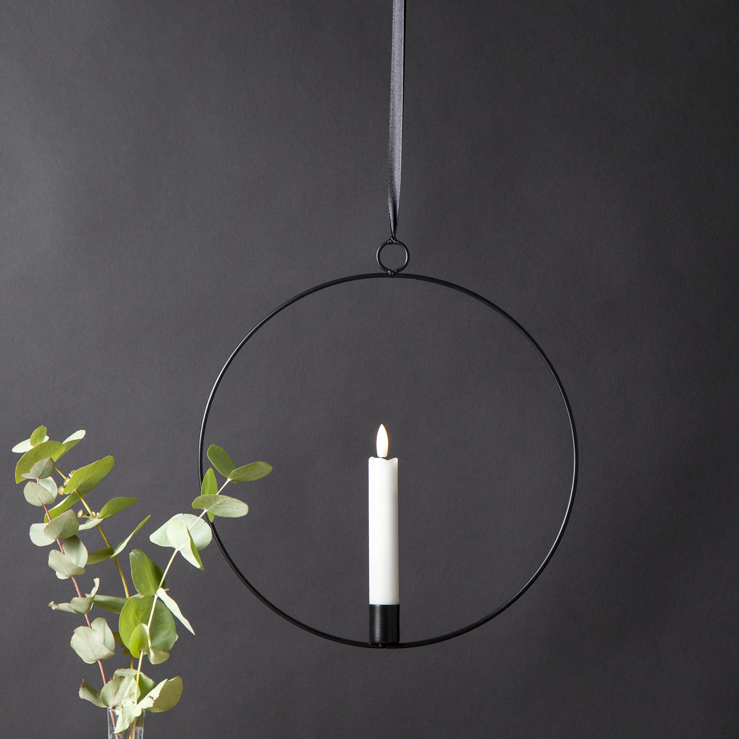 Dekoring mit LED Kerze Flamme - mit Aufhänger - D: 28,5cm - Timer - Batterie - schwarz Dekoring mit LED Kerze Flamme - mit Aufhänger - D: 28,5cm - Timer - Batterie - schwarz