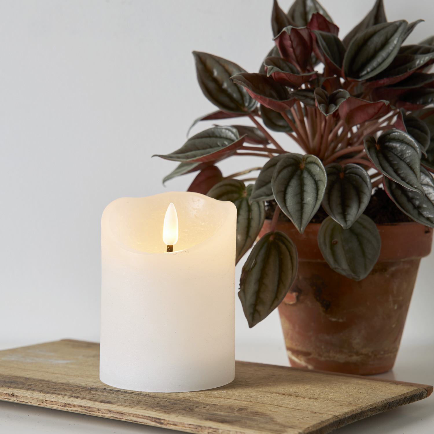 LED Stumpenkerze RUSTIC - Echtwachs - warmweiße 3D Flamme - H: 10cm - Batterie - Timer - weiß LED Stumpenkerze RUSTIC - Echtwachs - warmweiße 3D Flamme - H: 10cm - Batterie - Timer - weiß