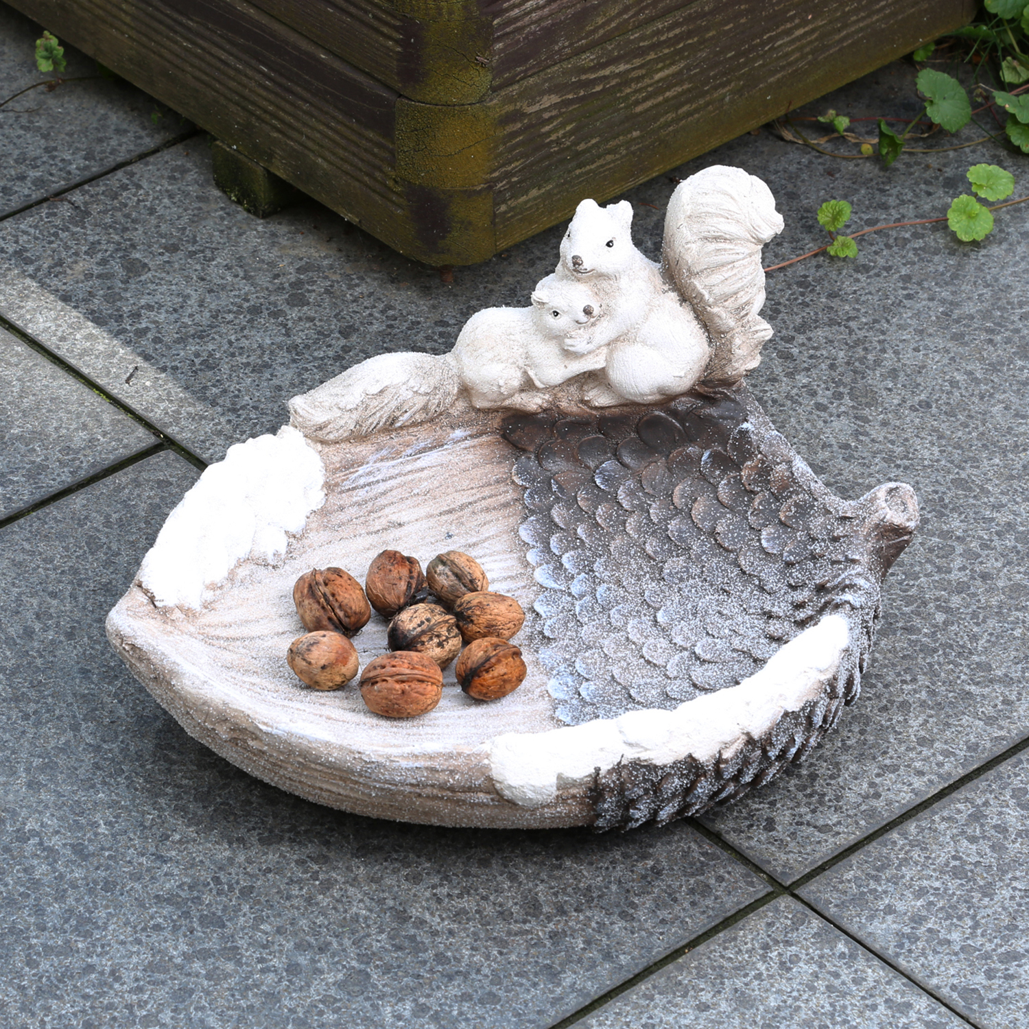 Gartenfigur 2 Eichhörnchen auf Kieferkegel - Schneeoptik - Kunststein - H: 18cm - braun