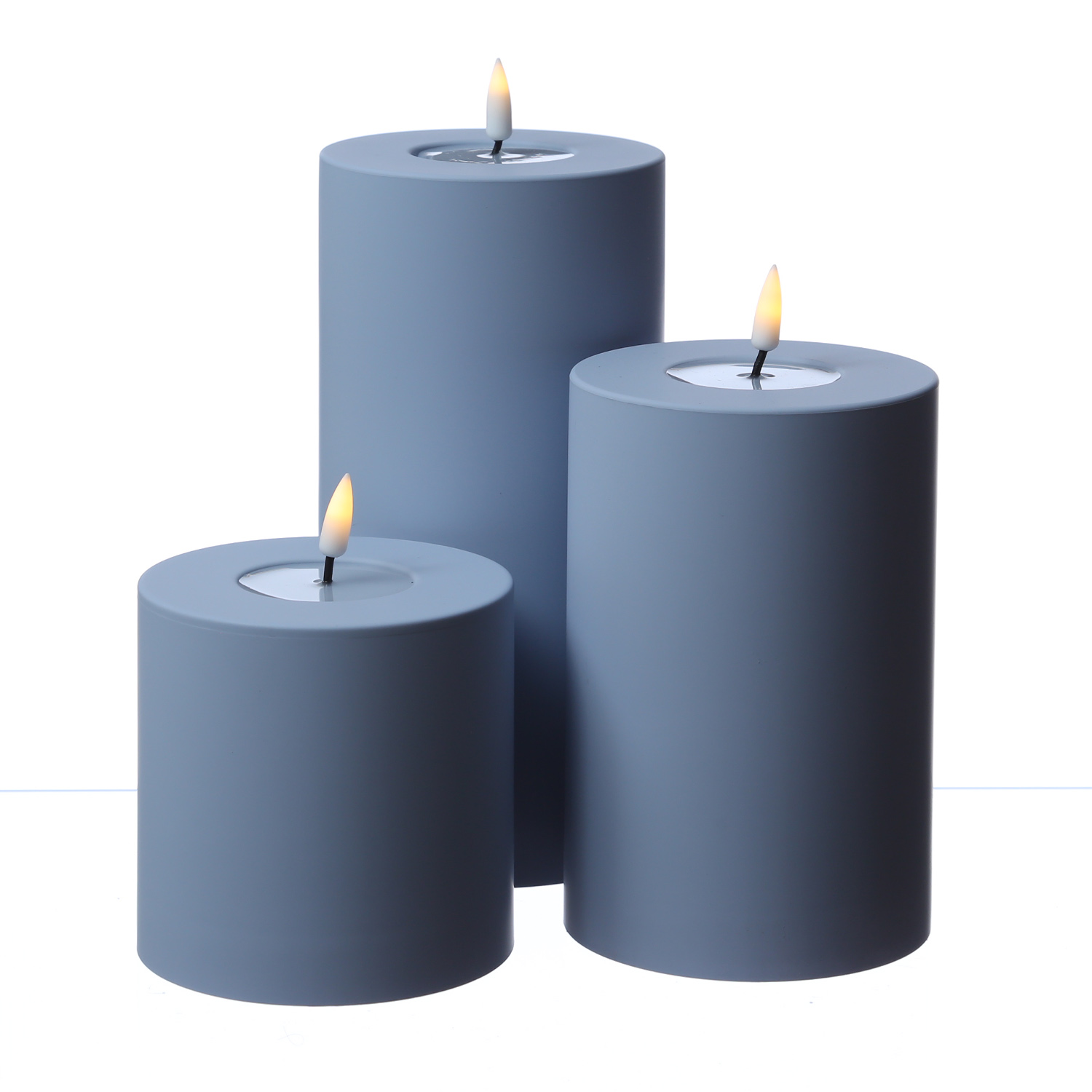 LED Stumpenkerze MIA - Kunststoff - realistische 3D Flamme - H: 20cm - f. Außen - pastellblau LED Stumpenkerze MIA - Kunststoff - realistische 3D Flamme - H: 20cm - f. Außen - pastellblau