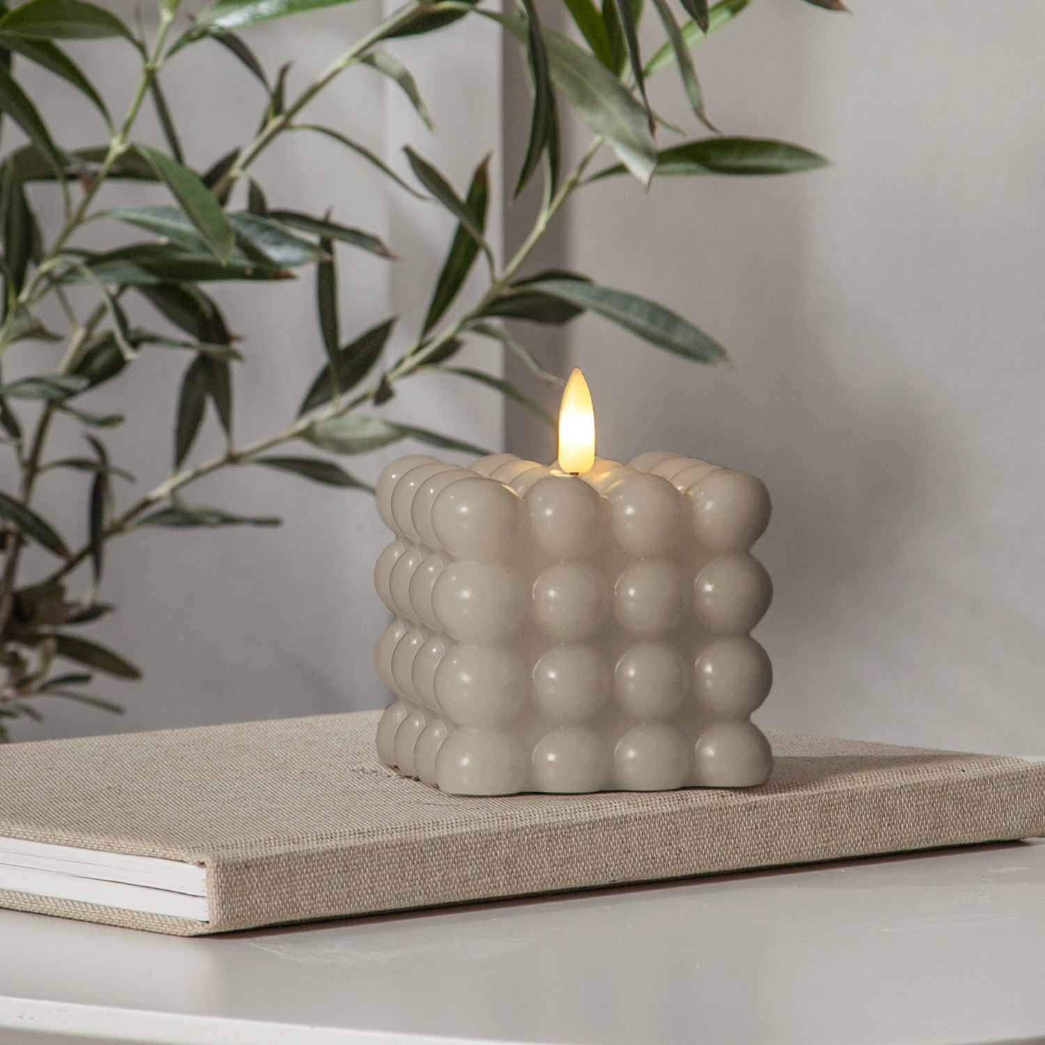 LED Kerze Bubble - Würfelkerze - Echtwachs - realistische 3D Flamme - H: 9,5cm - Timer - creme LED Kerze Bubble - Würfelkerze - Echtwachs - realistische 3D Flamme - H: 9,5cm - Timer - creme