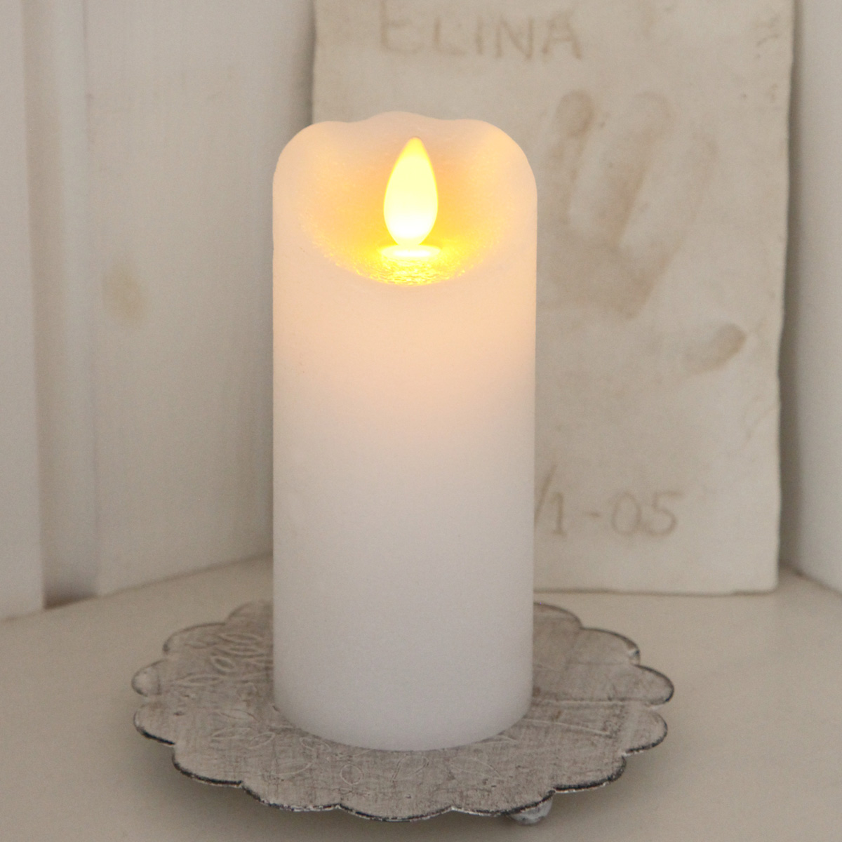 LED Kerze "Glow" - Echtwachs - gelbe flackernde LED - Timer - H: 12,5cm, D: 5,5cm - weiß LED Kerze "Glow" - Echtwachs - gelbe flackernde LED - Timer - H: 12,5cm, D: 5,5cm - weiß