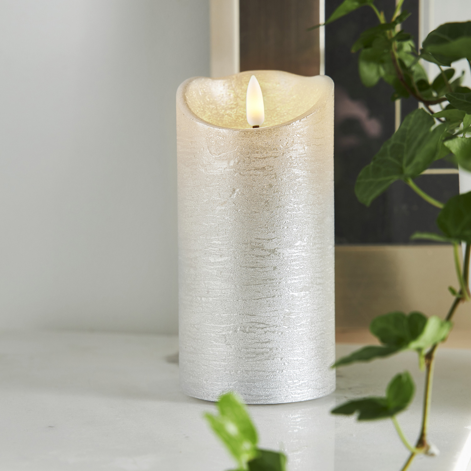 LED Stumpenkerze RUSTIC - Echtwachs - warmweiße 3D Flamme - H: 15cm - Batterie - Timer - silber LED Stumpenkerze RUSTIC - Echtwachs - warmweiße 3D Flamme - H: 15cm - Batterie - Timer - silber