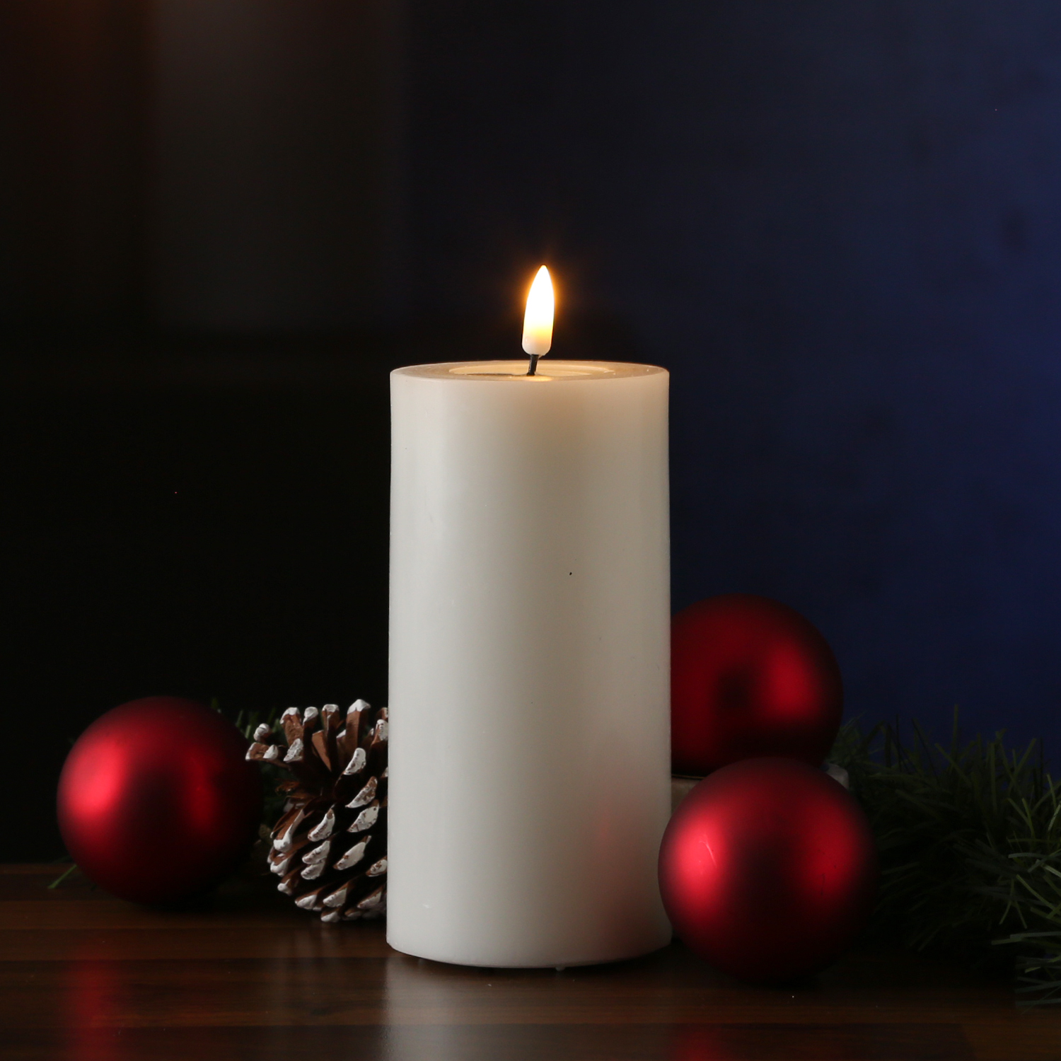 LED Stumpenkerze MIA - Echtwachs - realistische 3D Flamme - H: 15cm - Batteriebetrieb - weiß