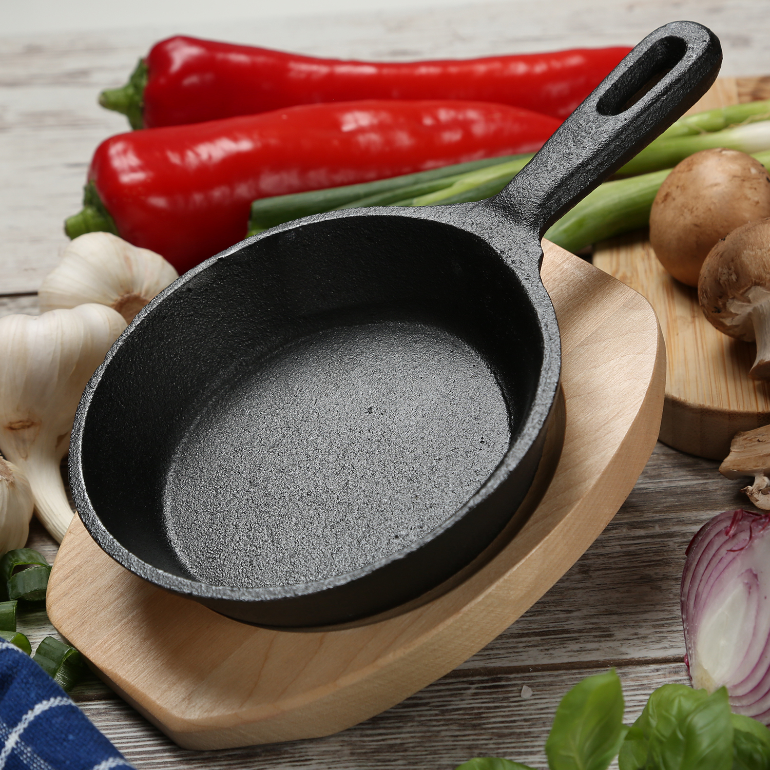 Minipfanne mit Stiel u. Holzuntersetzer - Gusspfanne - Gusseisen - D: 13cm - Servierpfanne - rund Minipfanne mit Stiel u. Holzuntersetzer - Gusspfanne - Gusseisen - D: 13cm - Servierpfanne - rund