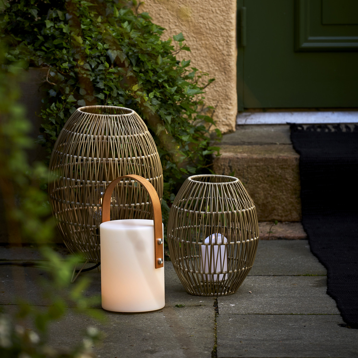 LED Stumpenkerze "Flamme" - Kunststoff - warmweiße 3D Flamme - H: 15cm - Timer - outdoor - weiß LED Stumpenkerze "Flamme" - Kunststoff - warmweiße 3D Flamme - H: 15cm - Timer - outdoor - weiß