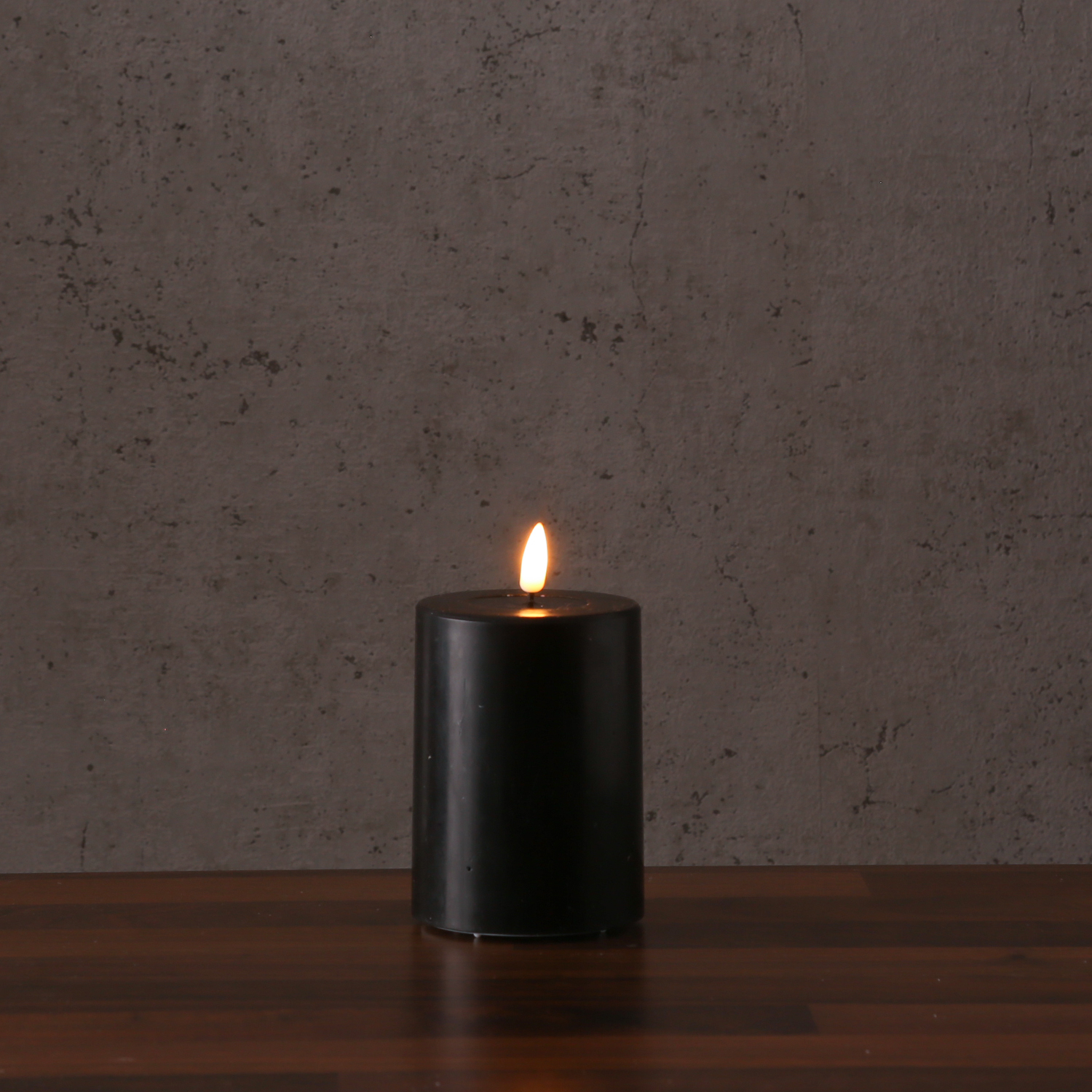 LED Stumpenkerze MIA - Echtwachs - realistische 3D Flamme - H: 10cm - Batteriebetrieb - schwarz LED Stumpenkerze MIA - Echtwachs - realistische 3D Flamme - H: 10cm - Batteriebetrieb - schwarz