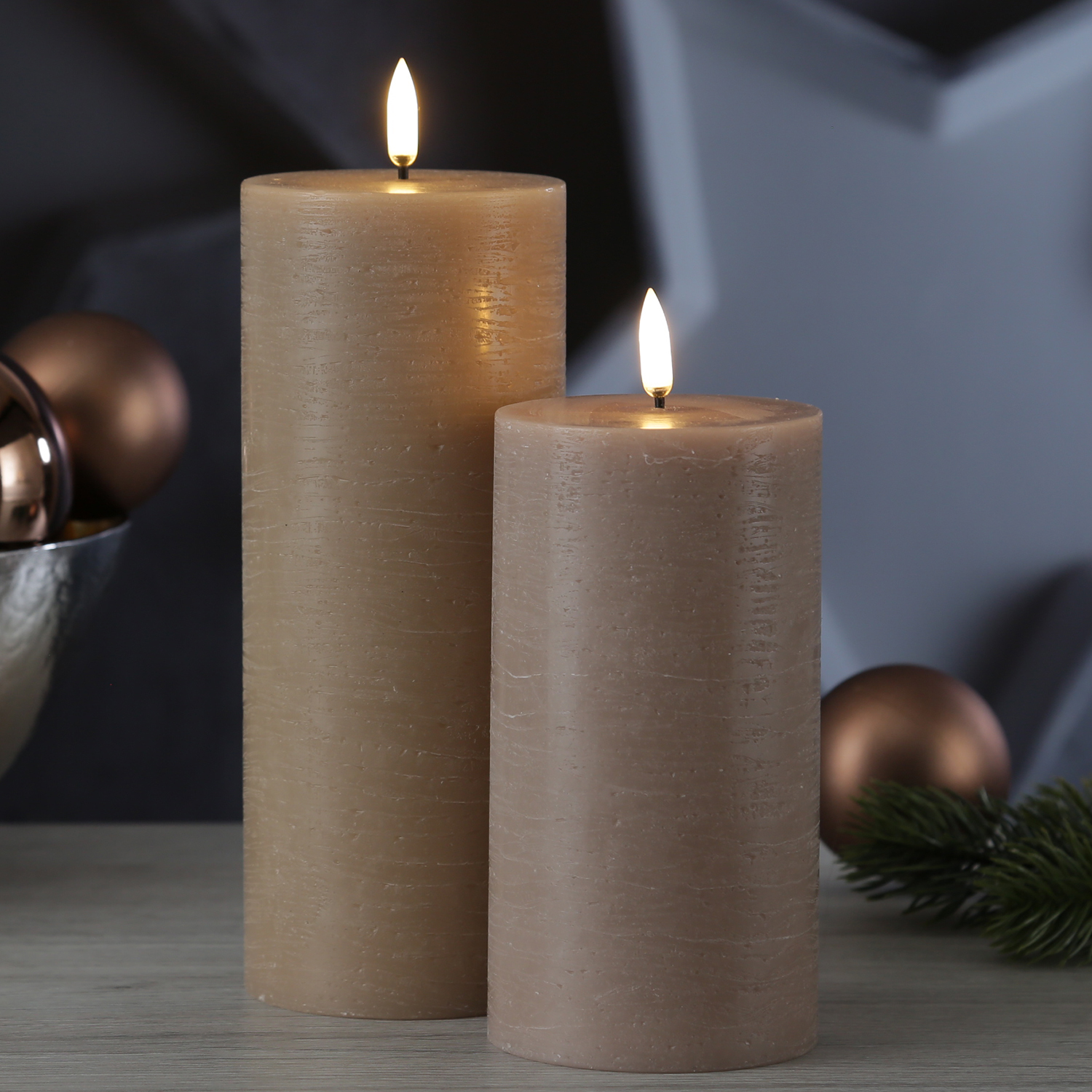 LED Kerze PIA - Rustik-Optik - Echtwachs - H: 20cm - D: 7,8cm - Timer - bis zu 1000 Std. - beige LED Kerze PIA - Rustik-Optik - Echtwachs - H: 20cm - D: 7,8cm - Timer - bis zu 1000 Std. - beige