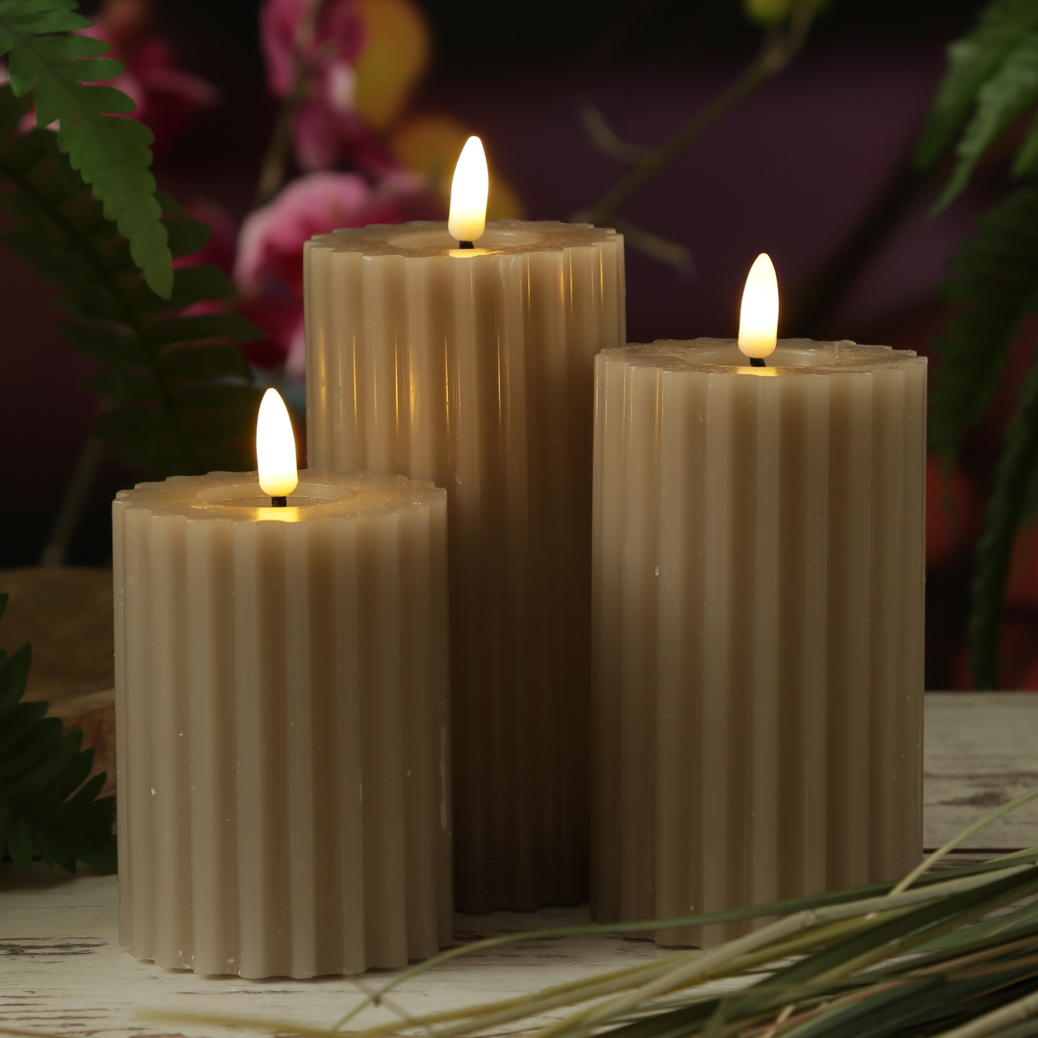 LED Kerze LIV - gerillt - Echtwachs - warmweiße 3D Flamme - H: 17,5cm - D: 7,5cm - Timer - grau LED Kerze LIV - gerillt - Echtwachs - warmweiße 3D Flamme - H: 17,5cm - D: 7,5cm - Timer - grau