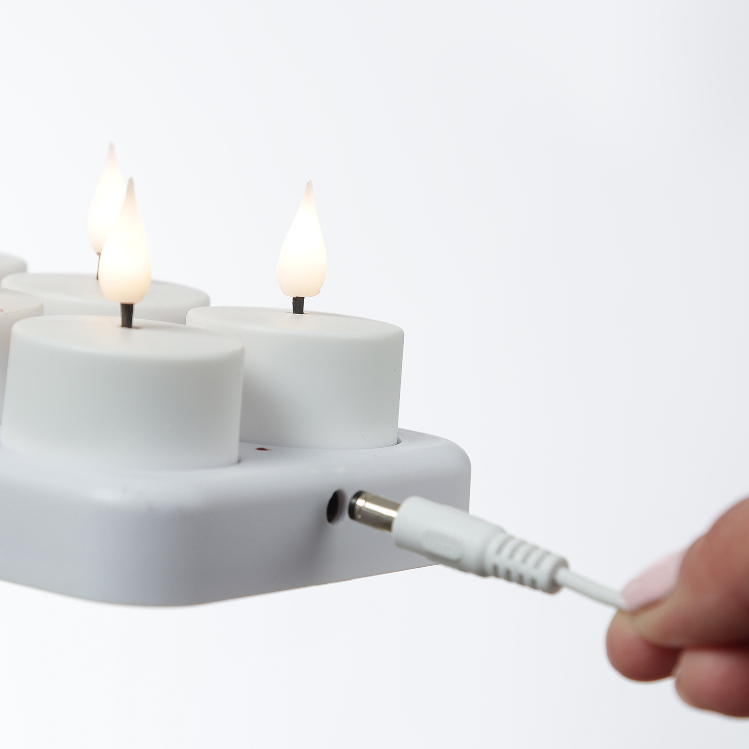 LED Teelichter - 12 wiederaufladbare LED Teelichter mit Ladestation - D: 4cm - flackernd - weiß