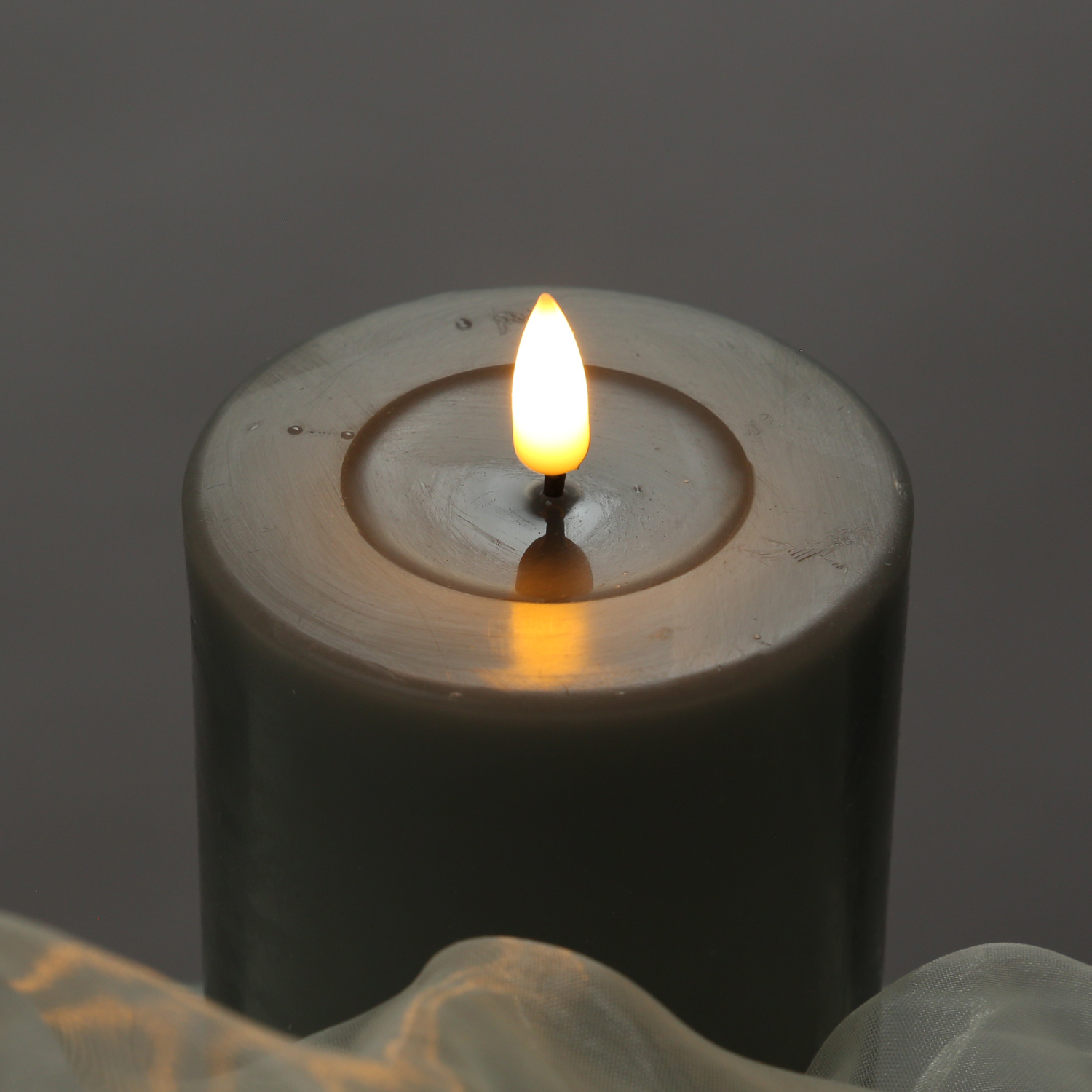 LED Stumpenkerze MIA - Echtwachs - realistische 3D Flamme - H: 10cm D:10cm - Batteriebetrieb - grau LED Stumpenkerze MIA - Echtwachs - realistische 3D Flamme - H: 10cm D:10cm - Batteriebetrieb - grau