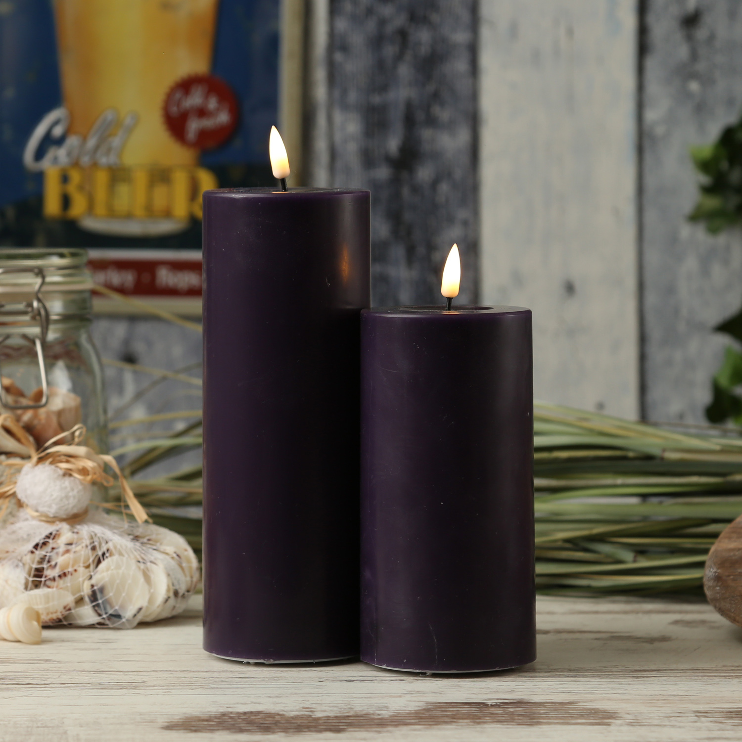 LED Stumpenkerze MIA - Echtwachs - realistische 3D Flamme - H: 15cm - D: 7,5cm - dunkellila LED Stumpenkerze MIA - Echtwachs - realistische 3D Flamme - H: 15cm - D: 7,5cm - dunkellila