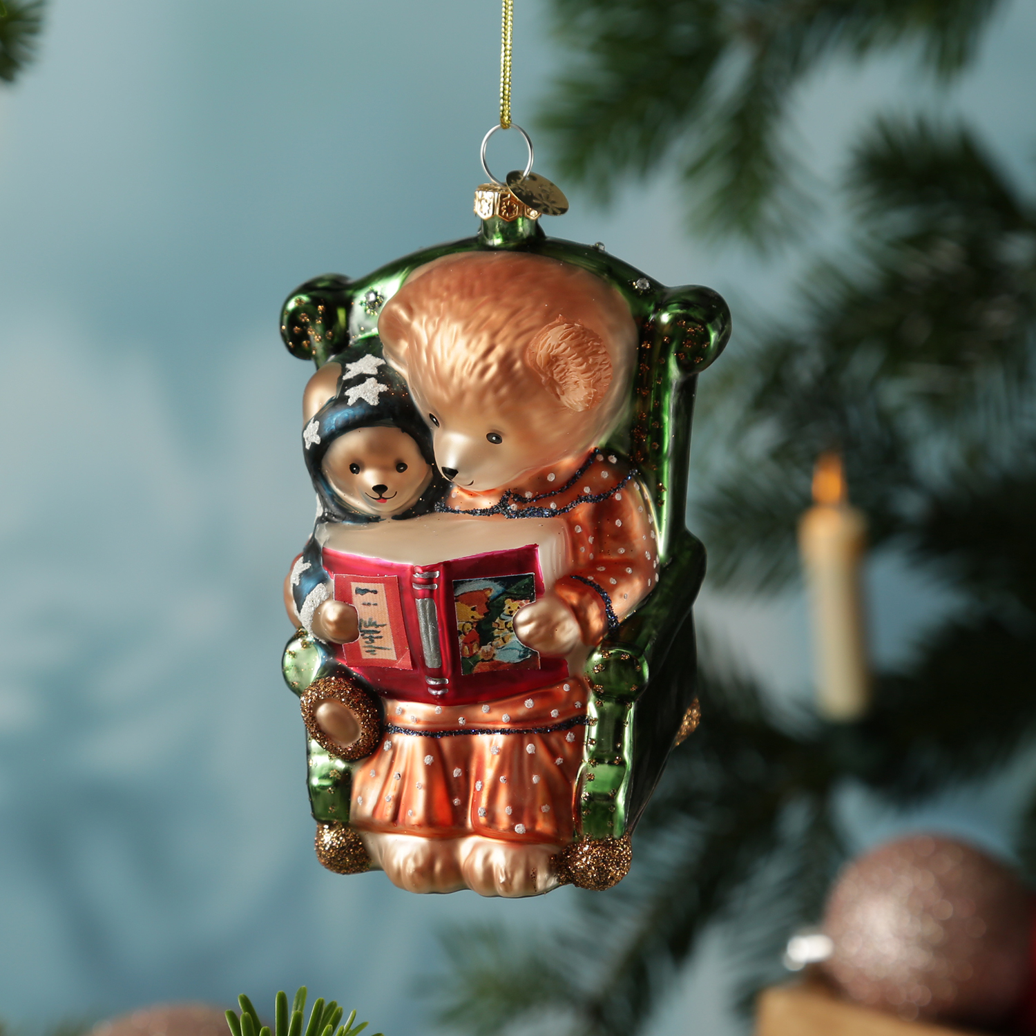 Weihnachtsbaumschmuck Teddybär im Lesesessel - Christbaumschmuck - Glas - H: 10cm Weihnachtsbaumschmuck Teddybär im Lesesessel - Christbaumschmuck - Glas - H: 10cm