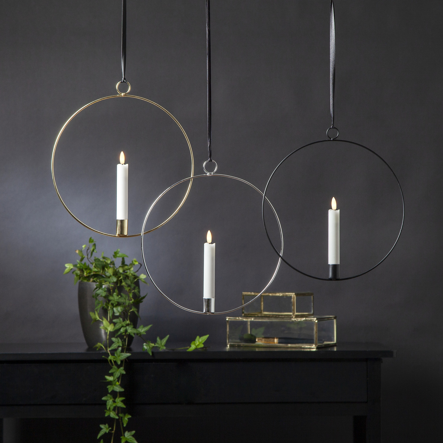 Dekoring mit LED Kerze Flamme - mit Aufhänger - D: 28,5cm - Timer - Batterie - gold Dekoring mit LED Kerze Flamme - mit Aufhänger - D: 28,5cm - Timer - Batterie - gold