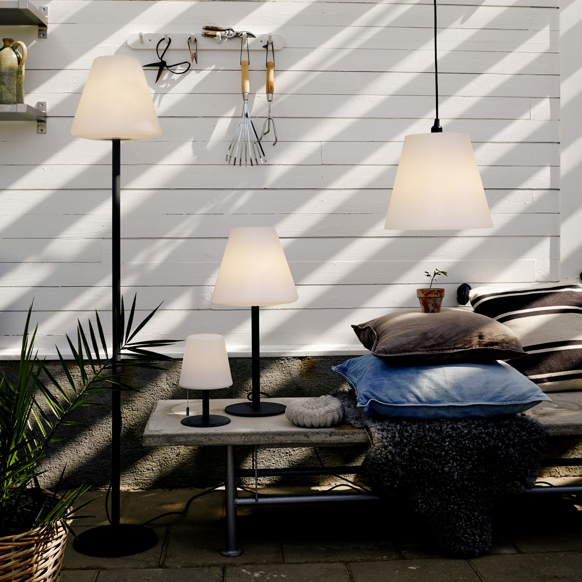 LED Garten Tischlampe - H: 60cm - weißer Lampenschirm, D: 16cm - Batteriebetrieb - Outdoor