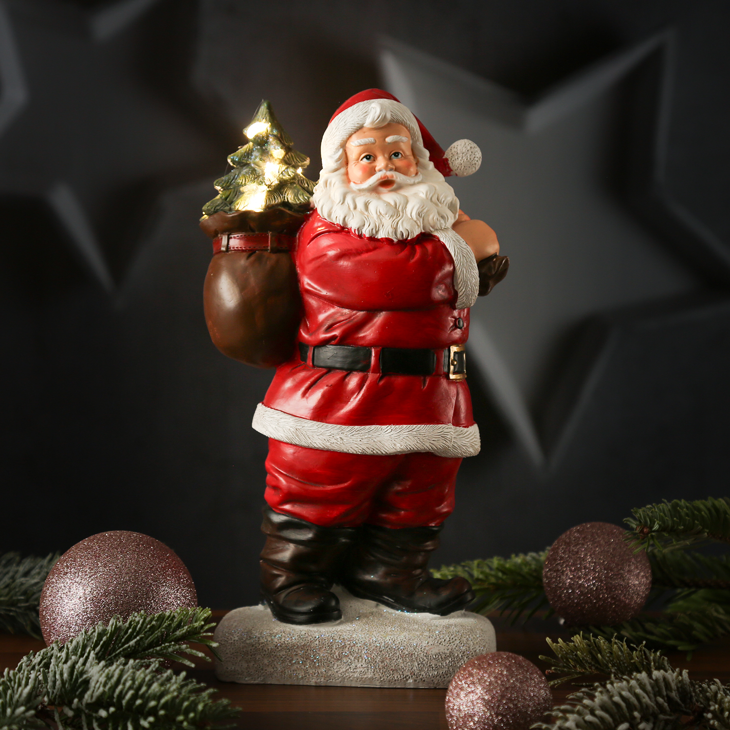 LED Weihnachtsmann mit leuchtendem Tannenbaum - Dekofigur aus Polyresin - H: 30cm - Batteriebetrieb