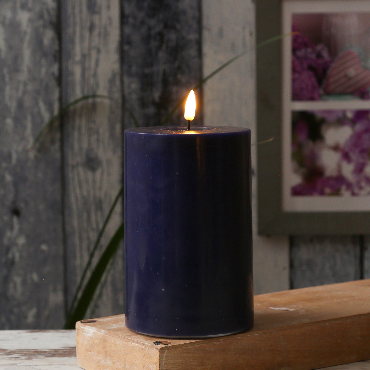 LED Stumpenkerze MIA - Echtwachs - realistische 3D Flamme - H: 15cm - D: 10cm - königsblau LED Stumpenkerze MIA - Echtwachs - realistische 3D Flamme - H: 15cm - D: 10cm - königsblau