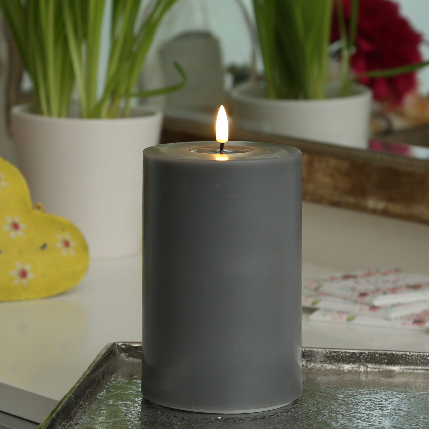 LED Stumpenkerze MIA - Echtwachs - realistische 3D Flamme - H: 15cm D:10cm - Batteriebetrieb - grau LED Stumpenkerze MIA - Echtwachs - realistische 3D Flamme - H: 15cm D:10cm - Batteriebetrieb - grau