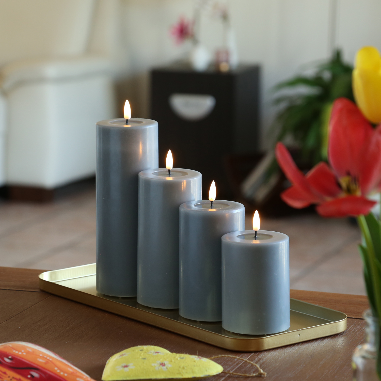 LED Stumpenkerze MIA - Echtwachs - realistische 3D Flamme - H: 10cm - Batteriebetrieb - grau LED Stumpenkerze MIA - Echtwachs - realistische 3D Flamme - H: 10cm - Batteriebetrieb - grau