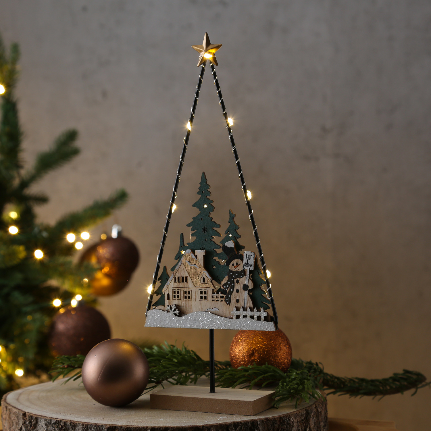 LED Dekoleuchte SCHNEEMANN - Dekoobjekt - Holz - 10 warmweiße LED - H: 33cm - Batteriebetrieb LED Dekoleuchte SCHNEEMANN - Dekoobjekt - Holz - 10 warmweiße LED - H: 33cm - Batteriebetrieb